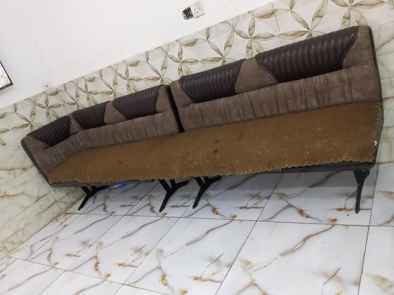 كنب • ماكو تفاصيل