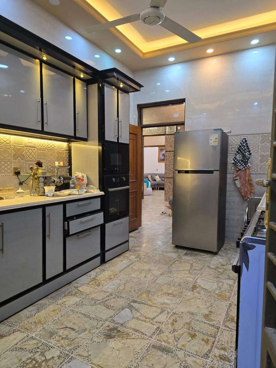 🏡 بيت للبيع – حي البونيسان
📍 في بداية الحي، على شارع 10 متر
📐 المساحة: 150 م²
🛏️ 4 غرف نوم + باقي الملحقات
🚿 3 حمامات
🏗️ بناء بكوالتي عالي جداً – شغل جناي ✅
💰 السعر ممتاز جداً

📞 للاستفسار: غيث
☎️ ***********
☎️ ***********

📍 مكتب الهرم للعقارات
سامراء – الضباط الثانية، شارع المكاتب، مقابل شارع 2000

🏠 وإذا عندك عقار للبيع أو الإيجار، تواصل ويانا.
