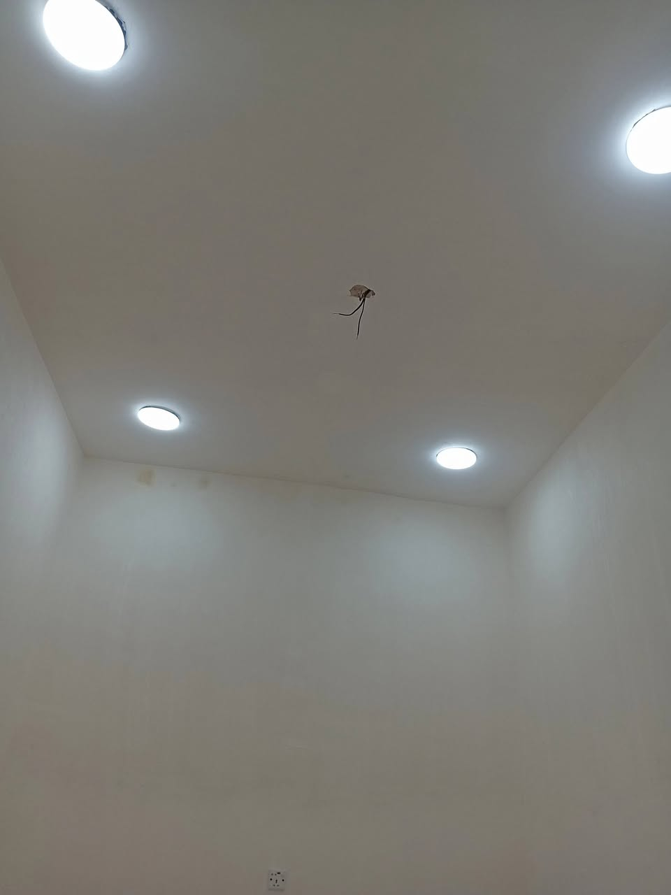 السلام عليكم محل للايجار بناء جديد قياس المحل 3×4 العنوان الزعفرانية شارع المعهد قرب حسينيه المصطفى  ***********
