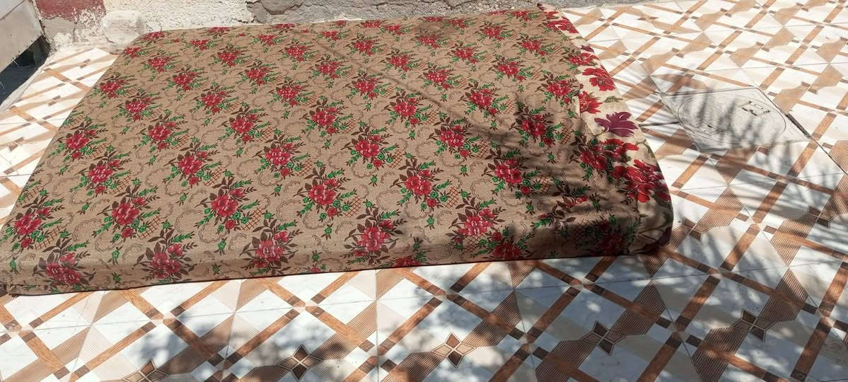 قنفات ب 130 وبيها مجال.   دوشك الاحمر ب 50 ودوشك الرصاصي ب 25 العنوان ديوانيه حي الامين ***********
