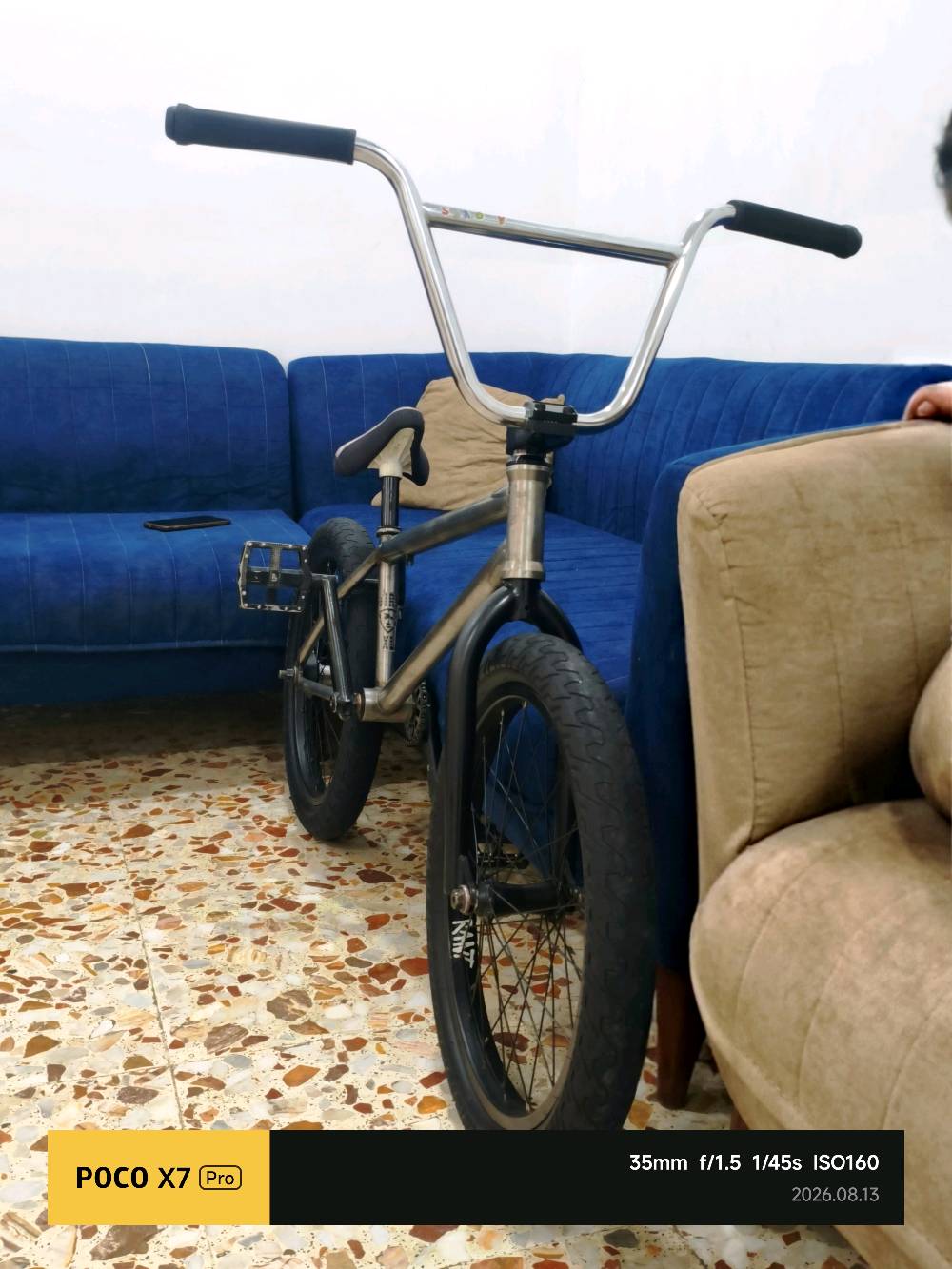 السلام عليكم ⚡ BMX Subrosa XL Custom (براندات أصلية + نظافة وإدامة فول)
تجميع احترافي مخدوم بالكامل حديثاً، مشدود على السن وجاهز للركوب والتدريب مباشرة بدون ما تصرف عليه أي دينار.
🛠️ المواصفات والقطع:
الفريم (Frame): Subrosa Tiro XL (مقاس 21 XL مرغوب ومريح جداً) - مظهر Raw معدن شفاف.
الستم (الرقبة - Stem): Animal احترافي.
المسنن (Sprocket): قياس 25 سن (25T) ألومنيوم مخروط بتقنية CNC عالية الدقة.
الكرنك والدواسات (البيدلات - Crank & Pedals): كرنك محكم مع بدلات ماركة LM.
الإطارات والرّمات (Tires & Rims): طقم Rant قوي.
السرج والقفل (Seat & Clamp): سرج Colony مع قفل Shadow أصلي.
الشوكة (Fork): Subrosa أصلية.
الستيرن (Handlebar): نوعية ممتازة ومريحة  كروم (تم وضعها هنا لأن الماركة غير محددة).

⚙️ خيارات البطيخات (الهبات):
الدراجة متوفرة بسيتين حسب رغبة الشراي:
السيت التوب (Pro FX Freecoaster):
بطيخة خلفية Cinema FX Freecoaster (نظيفة جداً وتمت إدامتها حديثاً) مع أغطية حماية أصلية (Hub Guards).
ضمان معايرة وإمكانية ضبط الـ Slack من ربع فرة إلى نص فرة حسب رغبة اللاعب وأسلوب ركوبه.
بطيخة أمامية Animal (محامل مقفولة Full Sealed Bearings).

السيت الأصلي (Standard Rant):
بطيخة خلفية Rant (بولبرن Sealed) + بطيخة أمامية أصلية (صجم موشمات).

🔄 البيع والمراوس:
💰 السعر: يختلف حسب السيت المطلوب (السعر والتفاصيل على الخاص للجادين والفاهمين بالقطع).

🔁 المراوس: متوفر خيار المراوس بسيت احترافي أو فريم احترافي فئة عالية (High-End) فقط.. نزل عرضك وصورك بالخاص.
📍 المكان: بغداد
📞 للتواصل: [ خاص او وتساب *********** ] تحياتي للجميع.