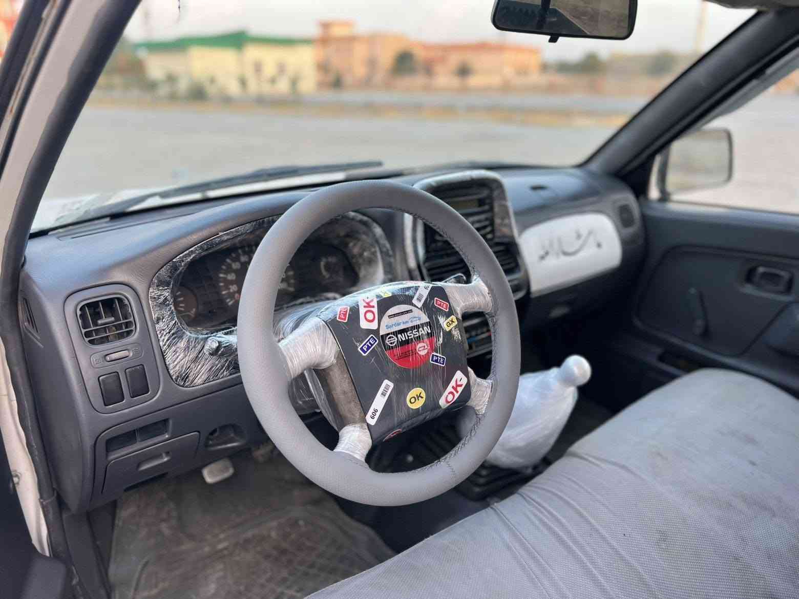 نيسان بيكاب • ٢٠٠١ • ٢٧٠٠٠٠