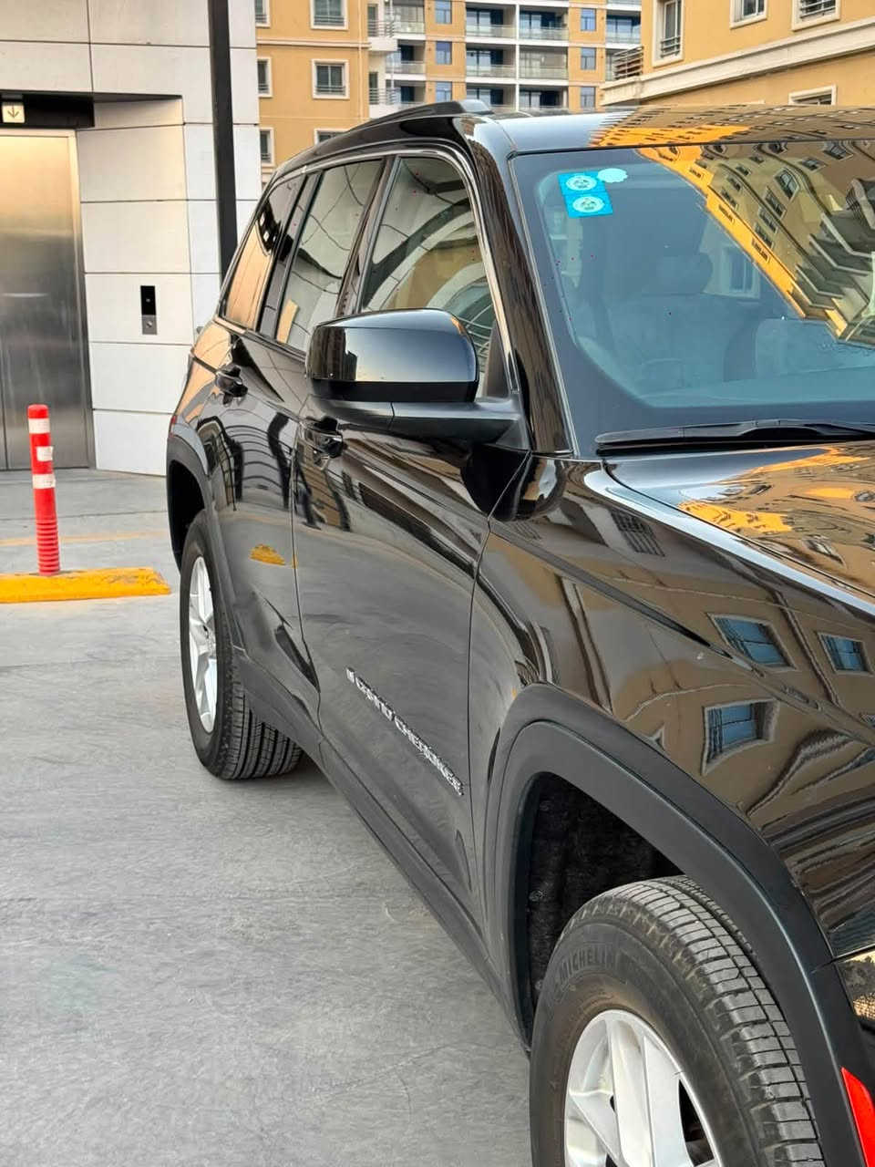 Jeep/2023
مواصفات لاريدو 
بصمه_فتحه_تحكم كشنات كهرباء
6سلندر_بانزين_
مود سبورت_كشنات قماش
امريكي ضربته بلصوره 
***********
اليحب يتوصل على هاذه رقم بي وتساب
