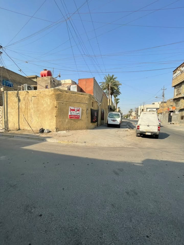 بيت في مدينة الصدر شارع الاورفلي محلة 45-571 مساحة 130 ركن على اربع شوارع الطابق الارضي غرفة وهول وحمام ومطبخ وتواليت منفصل و استقبال —- الطابق الثاني غرفتين 2 و حمام اتصل لمعرفة السعر 
‭***********‬
***********
اتصال او واتساب
