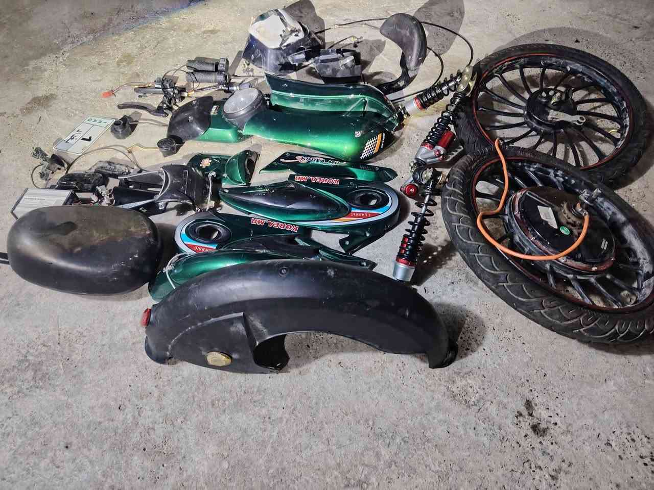 سلام عليكم غراض قطع  بايسكل شحن  للبيع مستخدمات 4اشهر  عقل انتة وحضك شغال لو لا بريكات امامي خلفي شغالات جدد كفرات جدد تاير امامي جديد بس نفخ تاير وملف خلفي شغال وجديد گلوب هورن جوزة جديدة دبلات ثنين خلفي شغالات اشاير امامي خلفي شغالات دولاسات سكليترات شغالات قاعدة بطارية ستاند ضهر جامرلغ  امامي  خلفي درع ما ذاكرة بل تصوير ستاند موبايل وشاحن واقية شاشة  الاستفسار ***********
