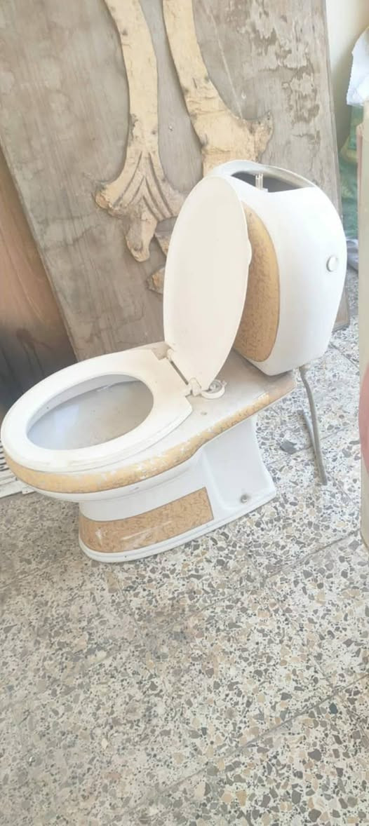 للبيع ابواب مع الجرجوبة خشب سعر الوحده 25 الف وبانيو مع مغسله ومع مرافق غربيه كلهن 100 الف بعقوبة للاتصال ***********
