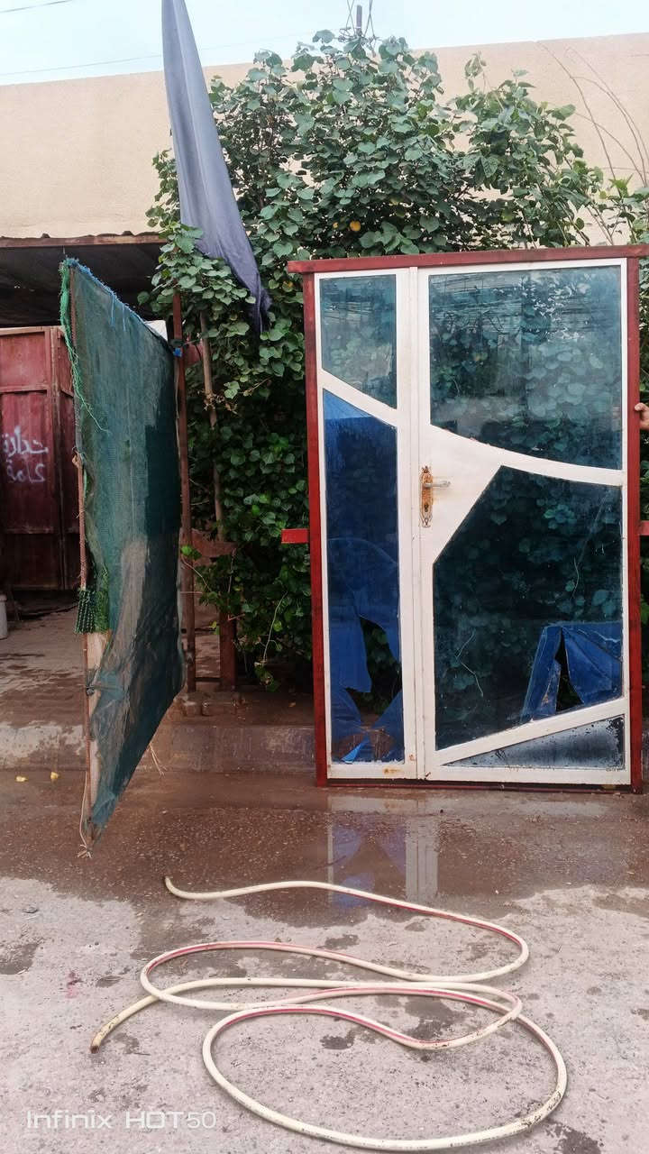 ابواب وشبابيك • مستعمل • باب احمر ٢٣٥×١١٨
