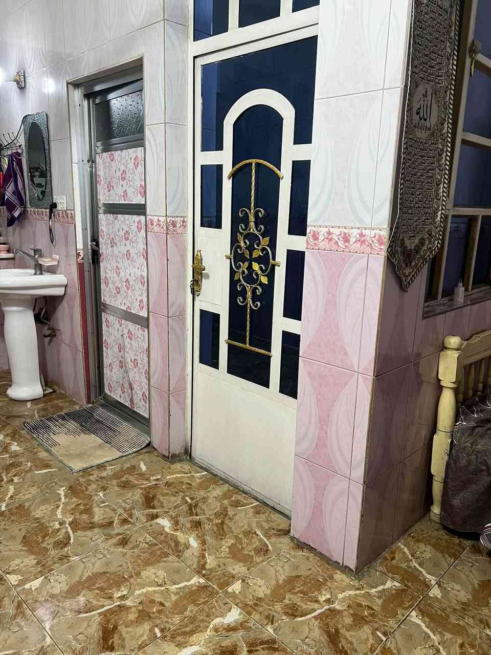 الشعب حي التجار . قرب مدرسة الوطن العربي   مساحة ٧٥ متر طابقين غرف نوم عدد 2. صحيات عدد 2 سطحين. بناء 2014 على ادينا نظيف اي رطوبه مابيه.   معروض ب 190 وبيه مجال بسيط. 
للاستفسار واتساب.  ***********

نص مكتوب في الصور:
- بيت للبيع بغداد - الشعب - حي التجار بيت نظيف وجاهز للسكن في موقع ممتاز وقريب من جميع الخدمات مواصفات البيت المساحة : 75 متر الطوابق : طابقين غرف النوم : غرفتين الصحيات : 2 الصالات : صالة واستقبال المطبخ : مطبخ مفتوح تركي اللطرمة : طرمة صغيرة عمر البناء : 2015 البيت مع كامل الأثاث أيضاً للبيع السعر المطلوب 225 مليون دينار وبه مجال للطيبين فرصة مميزة للاستفسار والمعاينة يرجى التواصل على الرقم *********** سند ملكية رسمي جاهز للسكن