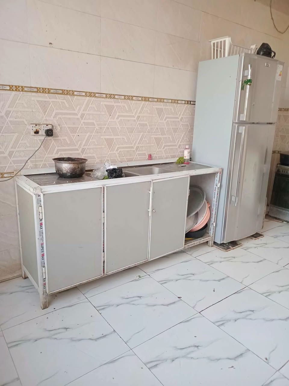 دار سكن المساحة 200 م ركن مسلح طابو صرف طابق ارضي يتكون من 2 غرفة نوم استقبال مطبخ صاله صحيات خارجي وداخلي+ شقه درج خارجي معزول يتكون من 2 غرفة نوم+مطبخ صاله صحيات مع كافة الخدمات العنوان الفداء نهاية شارع ابو لبنان مقاطعة 24 الواقعه السعر 16 مجال للاستفسار ***********
