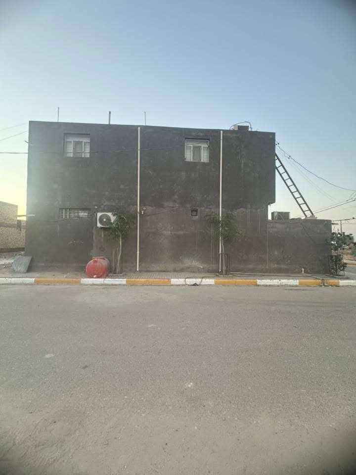 � بيت للبيع – حي موسى الكاظم

📍 الموقع: حي موسى الكاظم
📐 المساحة: 227 متر²
📍 الموقع مميز: ركن وقريب من الشارع العام
🏷️ سنة البناء : 2023 
🏠 مواصفات البيت
الطابق الأول (صب كونكريت)
✅ طارمة
✅ صالة كبيرة
✅ مطبخ
✅ غرفة نوم
✅ براني
✅ صحيات داخلية
✅ صحيات خارجية

الطابق الثاني (عكادة)
✅ صالة كبيرة
✅ غرفتا نوم
✅ مخزن
✅ صحيات
✅ سويت كامل

✨ مميزات إضافية
✔️ السطح معزول (شتايكر)
✔️ موقع ممتاز وقريب من الشارع العام

***********
