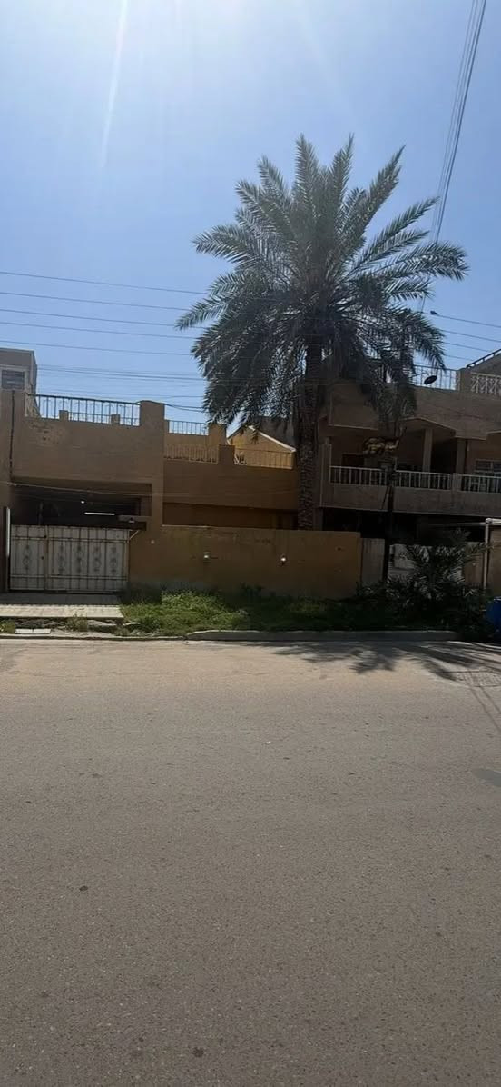 قطعة أرض مساحتها ٢٠٠ م  حي الجهاد خلف الالعاب شارع النجدة شارع تجارى سند مستقل باسمي مباشر بدون وسيط تريد ١٠٠ او ٢٠٠ كاملة 
قرب السنتر  شارع عرضه ٢٠
***********
