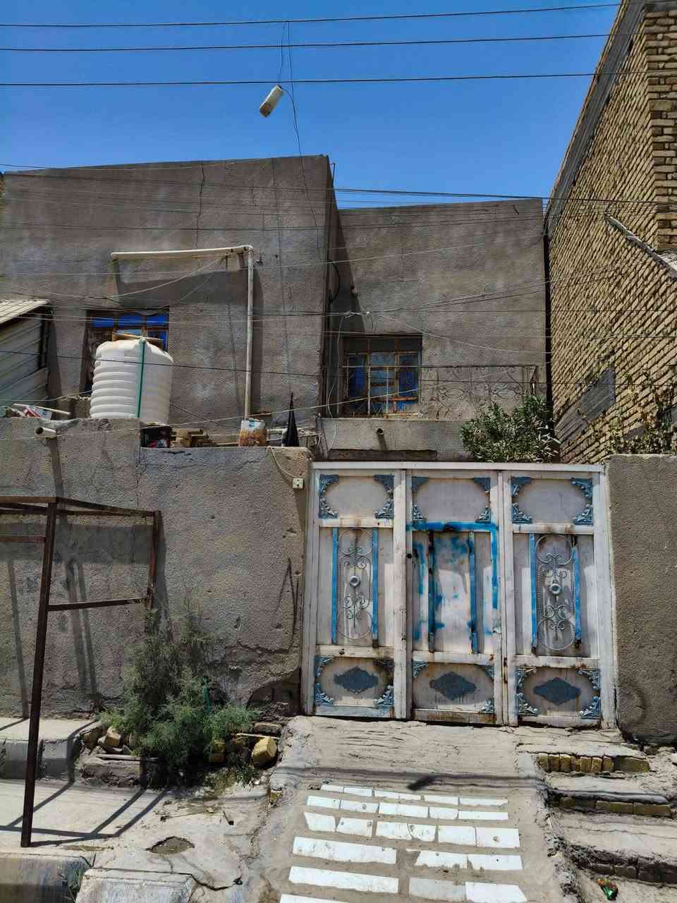 يوجد لدينا دار سكن للبيع ٢٠٠م طابقين شقه معزولة حي الشهداء قرب مدرسة غزوة حنين شارع ابو صادق الوكيل السعر ١٥٠مليون مع المجال للاستفسار الاتصال على الرقم ***********
