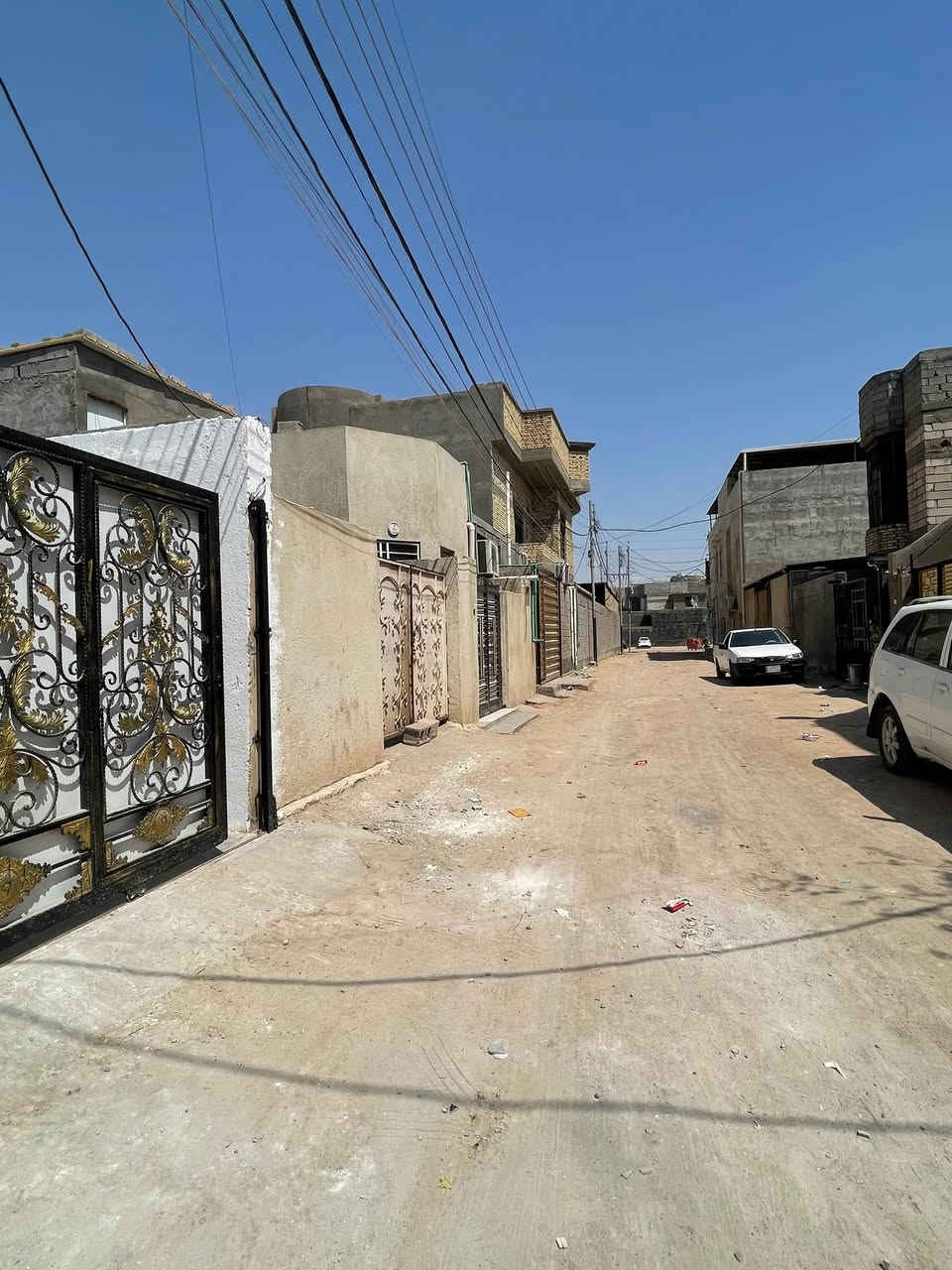 سلام عليكم منزل البيع  طابو زراعي سند 25 موقع الصالحيه شارع لواء قرب شارع ابو مهدي المهندس بمساحه 200 متر يحتوي البيت علئ 3 قرف نوم وصاله وستقبال  ومناور 2 ومطبخ وكراج صحيات 3  بناء طابوق بل كامل كونكريت درج خارجي بناء حديث  20 متر علئ شارع العام  رقم تواصل *********** سعر  160 $
