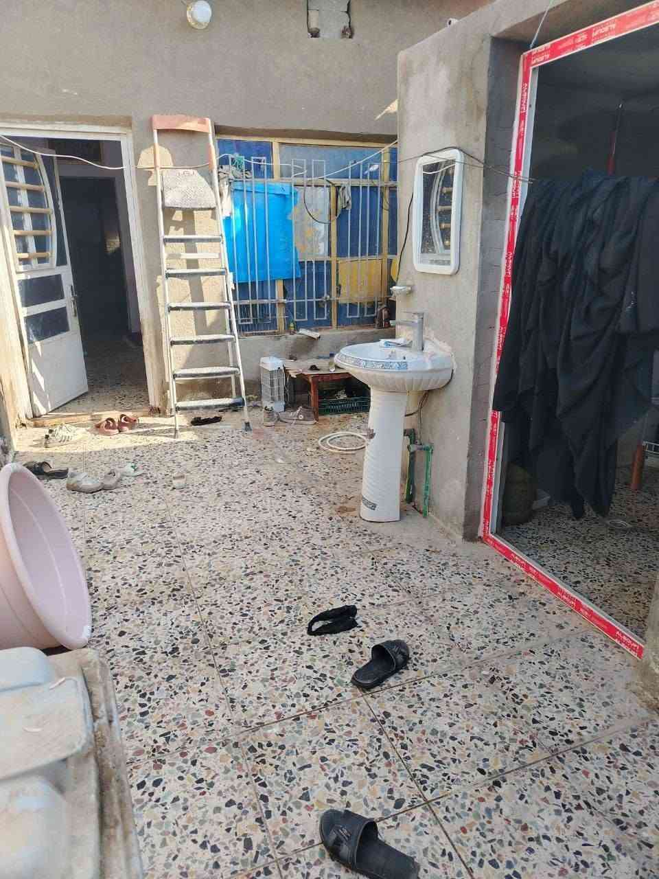 السلام عليكم بيت للبيع المساحه 90م
محتوياته
غرفة واستقبال 
وصحيات 
ومطبخ ومنور 
المكان الشعب خلف السدة 
كافه الخدمات ماء مجاري تبليط 
للاستفسار الاتصال بالرقم ***********

