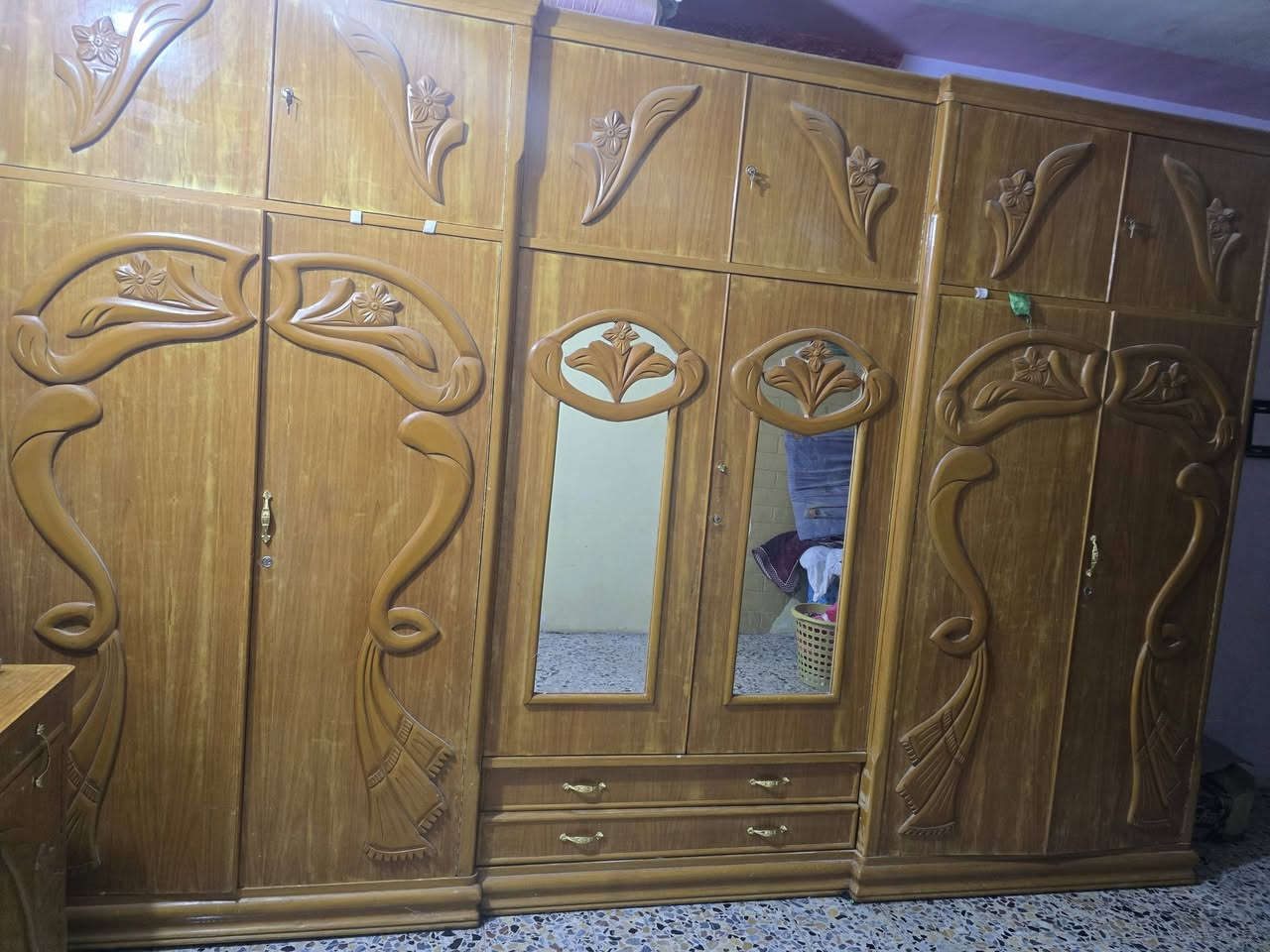 السلام عليكم غرفه نوم تسكام درجه اولا
الغرفه مامستعمله بس يحتاجله صبغ لان متروكه وخشبها زان اصلي 
***********
