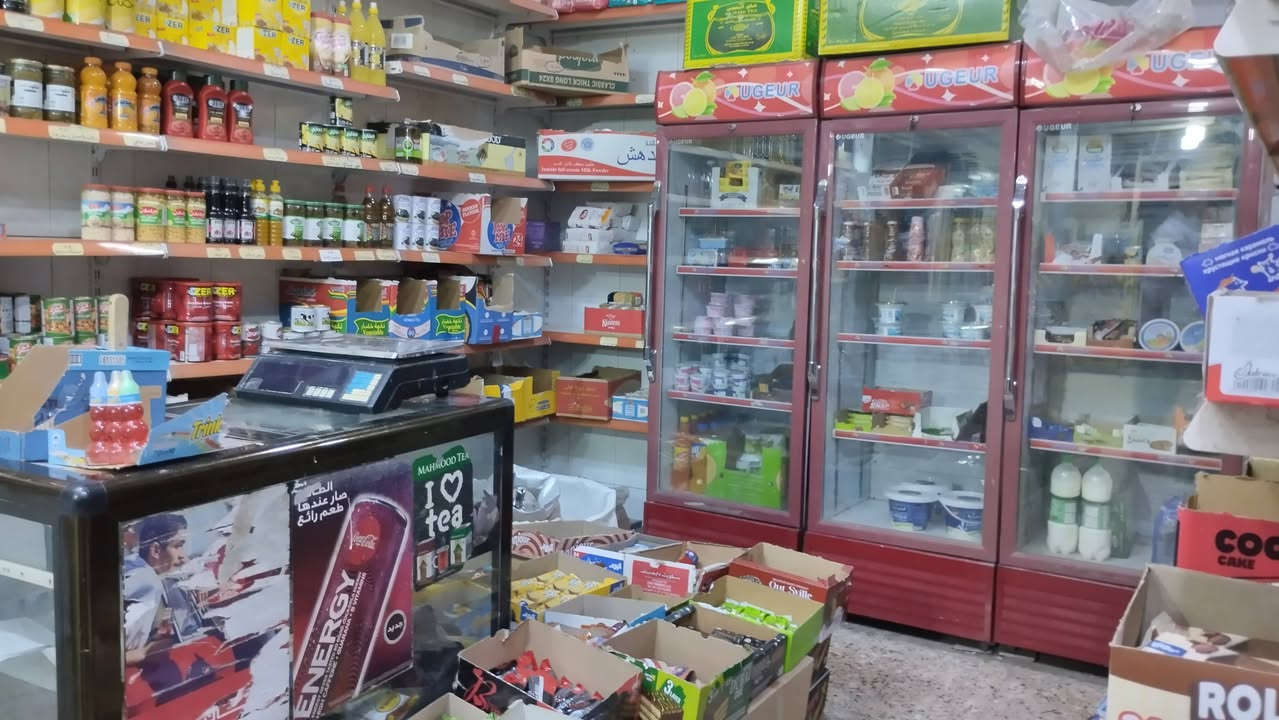 اسواق كاملة مع مستلزماتها للبيع 
العنوان حي الوحده سايدين الشارع العام 
مساحه كبيرة وواجهة بانقتين تشمل سبع عارضات + ثلاث مجمدات 
للاستفسار ***********
