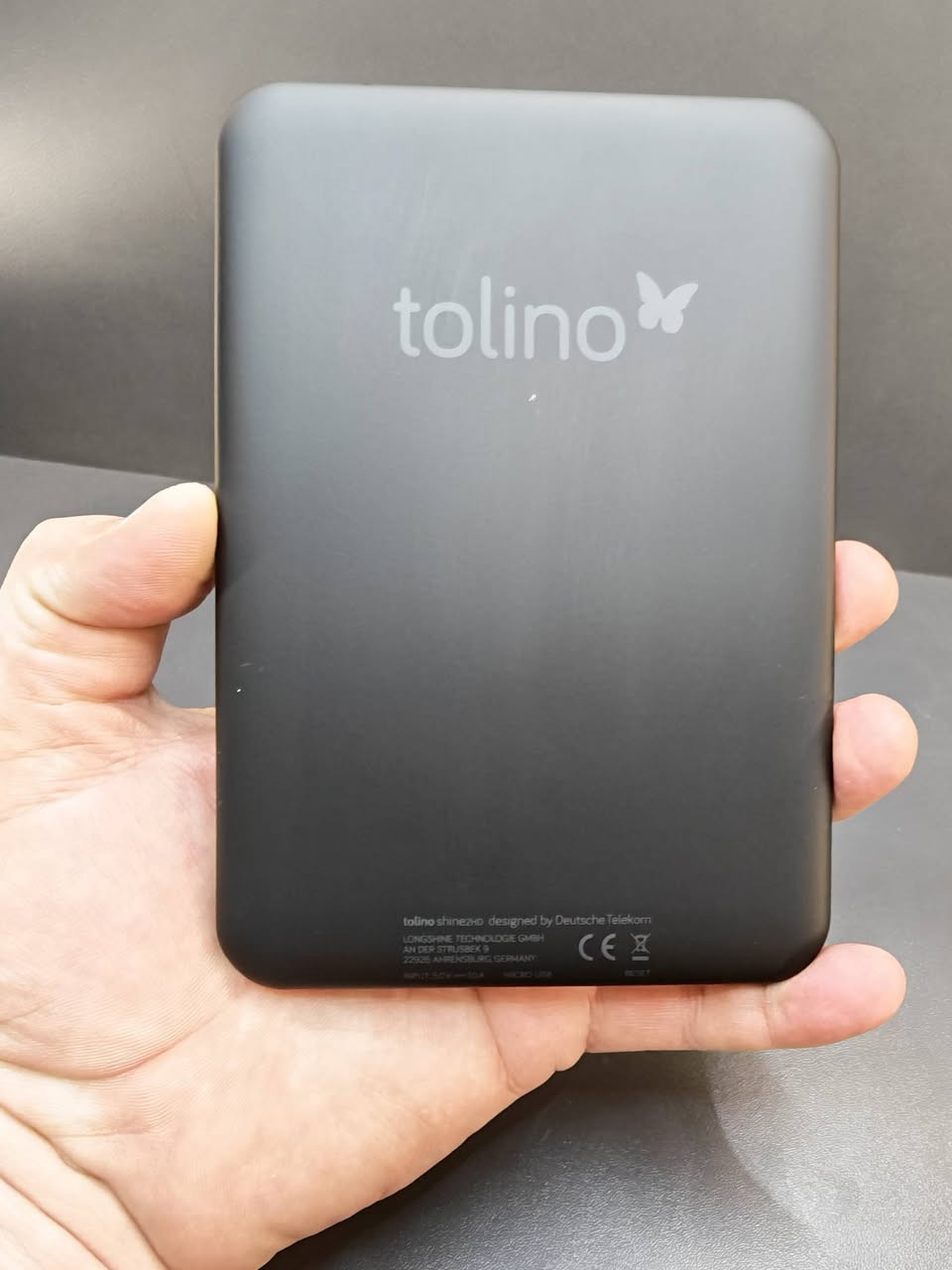 متوفر قارئ كتب إلكترونية ماركة Tolino Shine 2 HD
يوجد توصيل لكافة المحافظات *********** 
الوصف:
جهاز قراءة إلكتروني مميز وعملي جداً لعشاق القراءة والكتب. يعمل بتقنية الحبر الإلكتروني (E-Ink) المريحة جداً للعين، وكأنك تقرأ من ورقة الحقيقية بدون إجهاد للعين أثناء القراءة الطويلة.
المواصفات والإمكانيات:
 * الشاشة: شاشة 6 إنش عالية الدقة (300 ppi) وواضحة جداً.
 * الإضاءة: يحتوي على إضاءة داخلية متدرجة للقراءة في الظلام بكل أريحية.
 * البطارية: شحنة واحدة تكفي لعدة أسابيع من الاستخدام.
 * دعم اللغة العربية: يدعم قراءة كتب الـ PDF والكتب الإلكترونية باللغة العربية.
#قارئ_كتب_الكترونية
