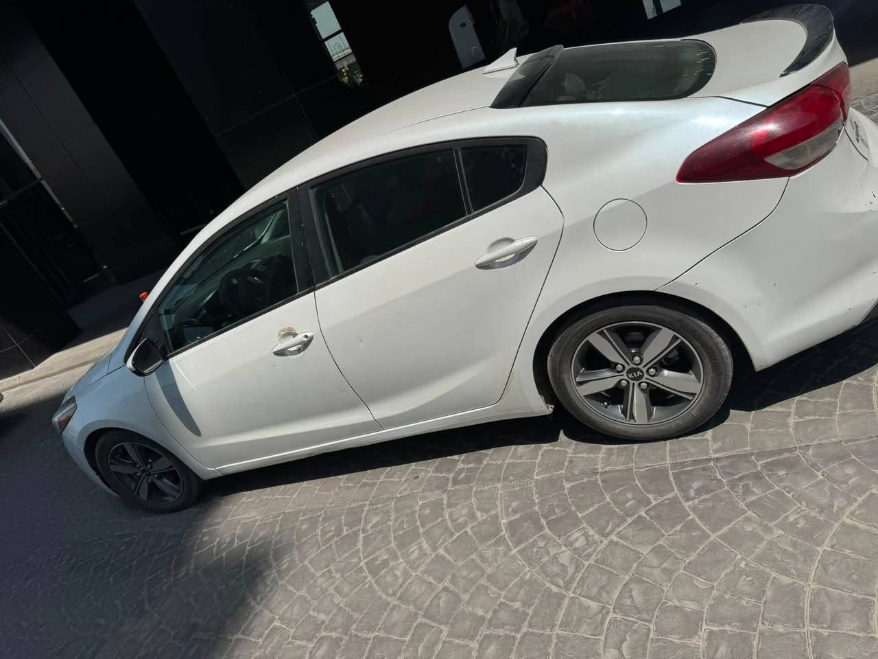 سلام عليكم فورتي امريكي موديل 2018 مبدل جاملغ امامي ايمن اصلي  ابيض صدفي. لسيارة مابيهة صبغ السعر 120 وبيهة مجال رقم ***********
