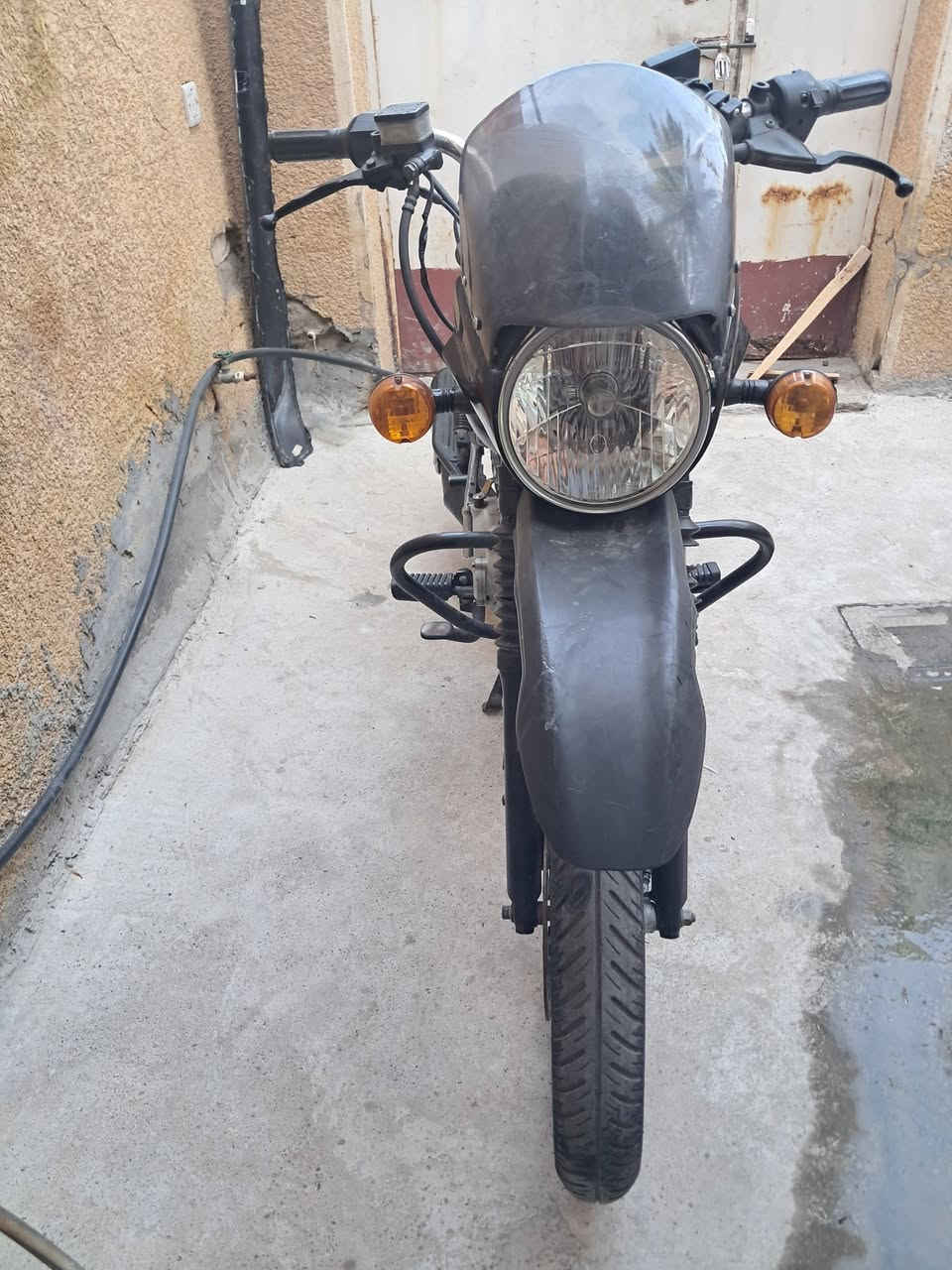 سلام عليكم شباب للبيع بوكسر موديل23اوراق نقص ورقه وحده وصولات كمرك ثنين دراجه مجفته دراجه خير من الله كلها شغاله منعده السلف والكشن يرادله دوشمه  دراجه بوجهك للشارع اشاير اربعه شغالات لايت زنون عالي ناصي رماش تايرات نضافتهن 100/90الدراجه سعرها( 1300واحد وتلثميه) وبيها مجال مكاني بغداد رقمي ***********/  ***********ثنينهن بيهن واتساب والشراي بي خير ويدلل

