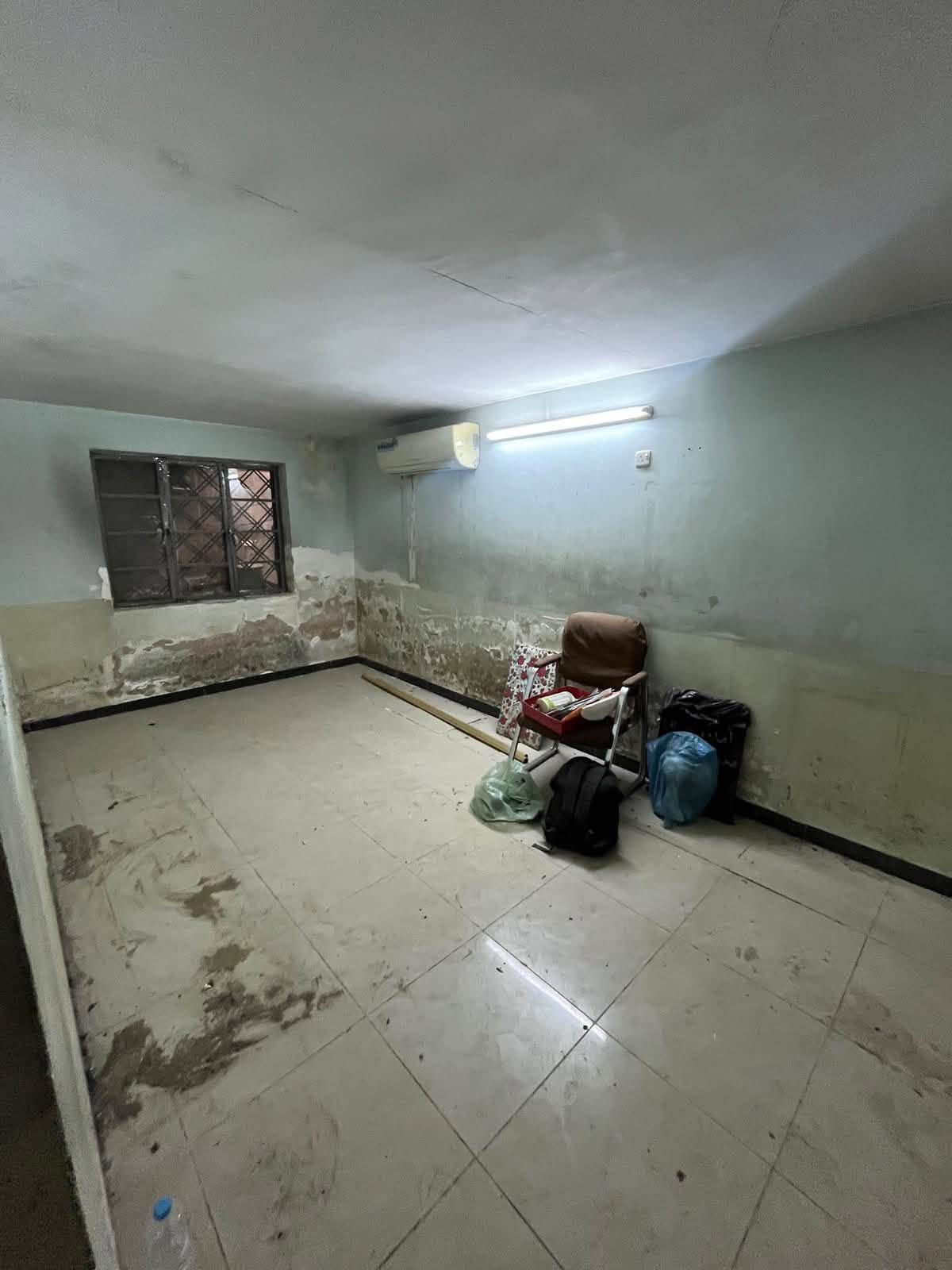 سلام عليكم  🏡 بيت لليجار يصلح مخزن فقط وليس العيش  مكانه شارع اكد يحتوي البيت على  
3 غرف
2 صحيات
استقبال 
مطبخ
 صالة مفتوحة على المطبخ 
غرفة استقبال 
منور خلف البيت  
مساحه البيت كبيره 
 اي احد يريد شقق او بيت بلكاظميه 
للتواصل على هذا رقم *********** وتساب وتصال رسالكم طول يله تطلع على ماسنجر
