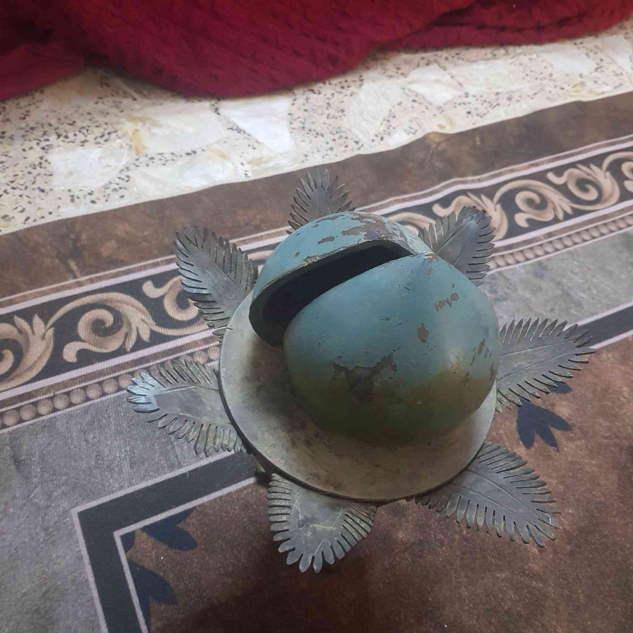 السلام عليكم اخوان تحفه نصب الشهيد نحاس ثقيل جدا قياس الأرتفاع ٣٧ سم للبيع
***********
