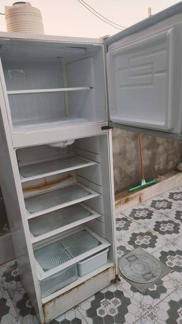 ثلاجة نضيفه تبريدها وتجميدها زين سعر 200 مكان كوت الجديده فقط الباب مخلوعه 
‪***********‬‏
