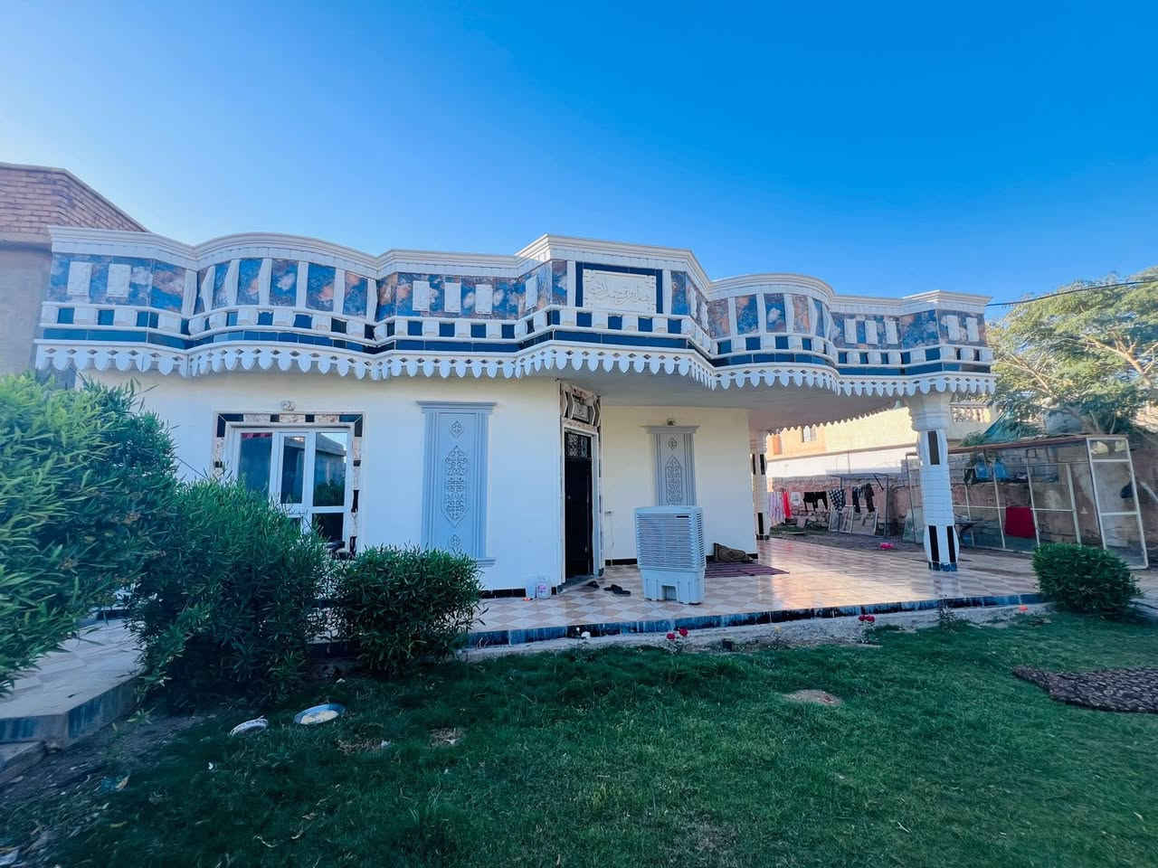 السلام عليكم 
بيت للبيع في منطقه البوهيازع 
المساحه الكليه ٦٠٠متر
مساحه البناء ٢٠٠متر خدمات كامله تبليط للباب متكون من ربعه ٦/٤
غرفتين نوم وصاله 
ومطبخين واحد داخلي وواحد خارجي وصحيات داخليه وخارجيه 
بناء حديث للاستفسار ع هذا الرقم

‭***********‬
