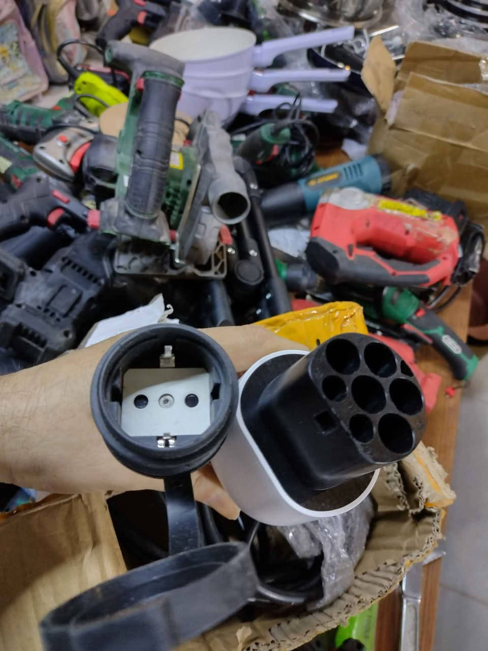 لۆک بەکارنەهاتوو
ئەم ئامێرەی لە وێنەکەدا دیارە ئاداپتەری V2L (Vehicle-to-Load) یان ئاداپتەری دەرکردنی کارەبایە لە سەیارەی کارەباییەوە:
 * چییە؟: ئەم ئاداپتەرە لەلایەکییەوە سەرێکی Type 2 (Mennekes) ی هەیە کە لە شوێنی شەحنکردنەوەی سەیارەکە دەدرێت، لەلایەکەی تریشیەوە سەری پلاک یان شوێنی کارەبای ماڵەوە (Schuko/EU Socket) ی هەیە. کارەکەی ئەوەیە کە ڕێگەت پێدەدات باتری سەیارەکەت وەکو پاوەرپانک/جێنەرەیتەر بەکاربهێنیت بۆ کارپێکردنی ئامێری کارەبایی ماڵەوە (وەکو پێداویستی کامپینگ، گلۆپ، درێل، ئامێری قاوە دروستکردن یان بەفرگر).
 * بۆ چی سەیارەیەک دەبێت؟: بۆ ئەو سەیارە کارەبایی و هێبریدیانە (PHEV) دەبێت کە سیستەمی V2L پاشکۆ دەکەن و سەرەکانیان Type 2 ئورووپییە. لەوانە:
   * سەیارەکانی هیۆندای و کیای نوێ (مانەدی Hyundai Ioniq 5, Ioniq 6, Kia EV6, Kia EV9).
   * بەشێک لە سەیارە چینی و ئەورووپییەکان کە بەرگەی V2L دەگرن (وەکو MG, BYD ئەورووپی).
 *

   .هذا الجهاز هو محول discharge y generator / V2L (Vehicle-to-Load) للسيارات الكهربائية:  
​ما هو؟ (ما عمله؟):
يُستخدم لتحويل طاقة بطارية السيارة الكهربائية إلى كهرباء منزلية عادية. يحتوي من جهة على مقبس Type 2 (Mennekes) الذي يركب في منفذ شحن السيارة، ومن الجهة الأخرى يحتوي على قابس كهرباء منزلي قياسي (Schuko / EU Socket). يتيح لك استخدام السيارة كمولد كهرباء متأرجح (Generator) لتشغيل الأجهزة المنزلية، أدوات الرحلات، الإضاءة، أو المعدات الكهربائية أثناء التخييم أو انقطاع الكهرباء.  
​لأي سيارات يصلح؟:
يصلح للسيارات الكهربائية والهايبرد القابلة للشحن (PHEV) التي تدعم تقنية V2L وتستخدم منفذ الشحن الأوروبي Type 2.  
​مثل سيارات هيونداي وكيا الحديثة (Hyundai Ioniq 5, Ioniq 6 / Kia EV6, EV9).
​بعض السيارات الصينية والأوروبية التي تدعم هذه الخاصية (مثل بعض طرازات MG و BYD
توصیل موجود السليمانية, العراق
