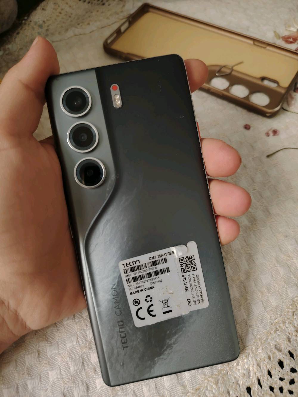 TECNO CAMON 40 Pro 5G اريده ب260 مع شاحنته الاصليه  ومبدل شاشه اصلي مكاني موصل موصافته
📱 الشاشة: 6.78 إنش AMOLED منحنية، دقة 1080×2436، وتردد 144Hz.
⚙️ المعالج: MediaTek Dimensity 7300 Ultimate بدقة تصنيع 4nm.
📸 الكاميرا الخلفية: 50MP رئيسية بمستشعر Sony LYT-700C وحجم 1/1.56" مع OIS + 8MP واسعة.
🤳 الأمامية: 50MP مع Auto Focus.
💾 التخزين: 256GB.
🧠 الرام: حسب النسخة 8GB أو 12GB حقيقية، مع إمكانية إضافة رام افتراضية.
🔋 البطارية: 5200mAh، شحن سريع 45W.
🌐 الشبكات: يدعم 5G.
🔊 الصوت: ستيريو + Dolby Atmos.
💧 الحماية: مقاومة ماء وغبار IP68/IP69.
📲 النظام: Android 15.
🔌 المنفذ: USB Type-C.
📡 يدعم NFC وGPS وBluetooth وWi-Fi وIR.
أبرز نقاطه: شاشة 144Hz، كاميرا رئيسية قوية مع OIS، معالج جيد جداً للفئة، ويدعم 5g