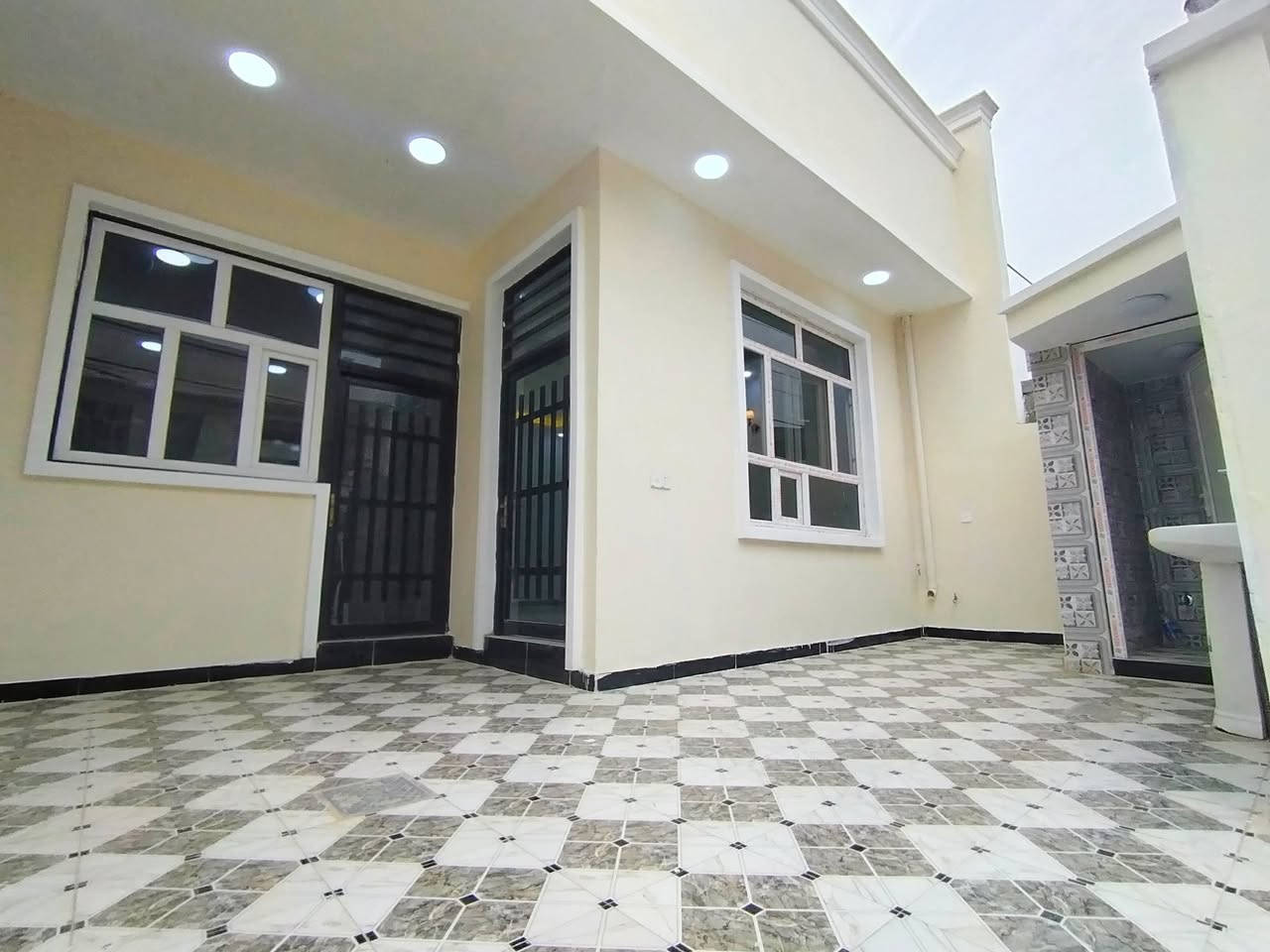🏡 دار للبيع – بعقوبة / تقاطع القدس
📍 الموقع: بعقوبة – تقاطع القدس (دور الزراعة الثالثة)
🔸 قريب من شارع الريان
📐 المساحة: 150 متر
📏 الواجهة: 7.5 متر
📏 العمق: 20 متر
🚗 عرض الشارع: 10 متر
🧱 تفاصيل الدار:
طابق واحد ،، استقبال ،، مطبخ ،، صالة واسعة
مناور عدد (2)
غرفتين نوم ،، بيتونة كبيرة (بحجم الصالة)
دورة مياه (شرقي + غربي / داخل وخارج)
⚙️ الدار جاهز للسكن ويحتوي على:
ماطور ،، سخان ،، خزان ماء
🔌 الخدمات متوفرة بالكامل:
ماء ،، مجاري ،، تبليط ،، كهرباء
📄 نوع العقار:
طابو زراعي (سند 25 +  مكاتبه من مكتب مجاز ورسمي + نسخه من السند + وكالة عامة من صاحب الأرض مباشرة)

📞 للاستفسار:
وسام اللهيبي  ***********
ياسر فارس حسين *********** 
🏢 مكتب الجزيرة للوساطة العقارية
لبيع وشراء الأراضي والدور السكنية
