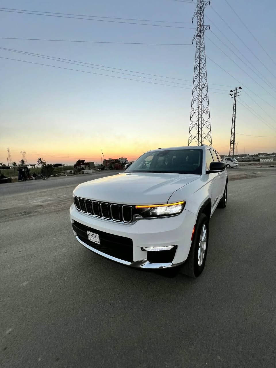 السلام عليكم لبيع Jeep LMlTED 2023  حره رقم بغداد دولي بسمي تحويل ثاني يوم السياره حلوه جديده ستخدام شخصي مبدل بيه فقط اللايت المامي وصبغ ربع بنيد وصبغ خشم الجاملغ المامي والباقي كفاله من كلشي ارباك كفاله مضارب لا شخوط السياره لا زلوغ لا فتح لاتبديل لا كلشي السياره على البلاد وضعهاا موصفات فول عدا الفتحة  اتصل ***********مكان السياره البصره     *********** القرنة, البصرة

