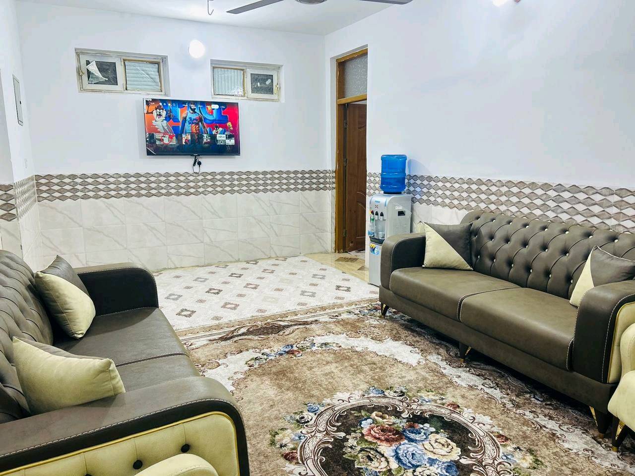 🎓 إعلان خاص بطلبة الجامعات فقط 🎓
🏡 تتوفر لدينا ٣ شقق حديثة للإيجار الشهري، مخصصة للطلبة فقط، في حي الروضتين، بموقع مميز يبعد حوالي ١٥ دقيقة عن باب الرأس الشريف.
✨ مواصفات الشقق: ✅ مساحة واسعة ١٤٩ م². ✅ بناء حديث وأثاث جديد. ✅ غرفتا نوم تتسعان إلى ٧ أسرّة. ✅ صالة مؤثثة بالكامل. ✅ مطبخ و حمام مجهزان بالكامل. ✅ أجهزة تبريد (سبلت) في جميع الغرف مع مراوح. ✅ ماء وكهرباء متوفران على مدار ٢٤ ساعة. ✅ العمارة مزودة بمصعد.
📚 إذا كنت تبحث عن سكن مريح، نظيف، وآمن طوال فترة الدراسة، فهذه الشقق توفر لك جميع احتياجاتك في مكان واحد.
📍 الموقع: حي الروضتين.
📞 للاستفسار والحجز يرجى التواصل على الرقم: (***********) أو عبر الرسائل الخاصة.
⚠️ الإيجار شهري، والعدد محدود، والأولوية للحجز المبكر.
شكد الإيجار الشهري بالضبط، وهل بيه تأمين/دفعة مقدّم؟: 
850 الف دينار ايجار شهري يجب دفع عربون للحجز
هذي الشقق متاحة لأي طلبة لو فقط للذكور/الإناث؟ وهل مسموح أكثر من شخص بنفس الغرفة؟: 
فقط طلبة و مسموح من 7 الى 10 اشخاص
وين الموقع بالضبط من داخل حي الروضتين، وشنو أقرب جامعة أو معلم معروف إله؟: 
تقع في حي روضتين فرع مقابيل كوفي التراث
الإيجار يشمل شنو غير الماء والكهرباء، مثل الإنترنت أو التنظيف، لو هاي خدمات منفصلة؟: 
الايجار يشمل ماء و كهرباء و خط مولد