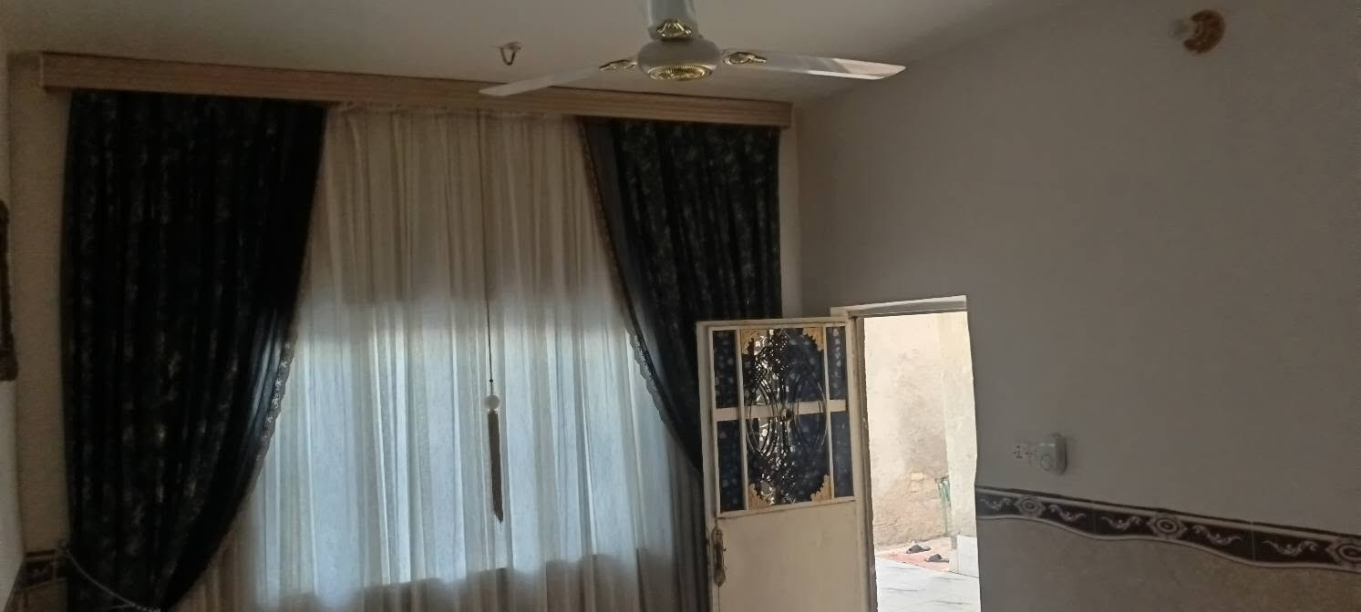 دار البيع عرفتيني وصالة ومطبخ وستغبال وحمام مشترك مساحة 300 حي المنتضر قريب عل شارع السعر تصال ***********
