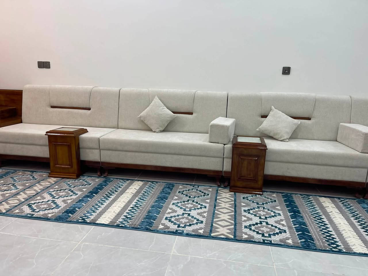 ﷽ 
﴿ إِنَّ هَٰذَا لَرِزۡقُنَا مَا لَهُۥ مِن نَّفَادٍ  ﴾
***********************
تم بعون الله ديوان الأخ ابو علي  
شغل درجة أولى 
بلاويد أسود خشب روسي 
أسفنج إكسترا أجود أنواع الأسفنج 
الالوان و التصميم حسب الطلب 
العنوان حي الصدرين/قرب مجمع أزياء نازلي شارع سعد أبو الجوادر للأستفسار الاتصال بالرقم ***********
