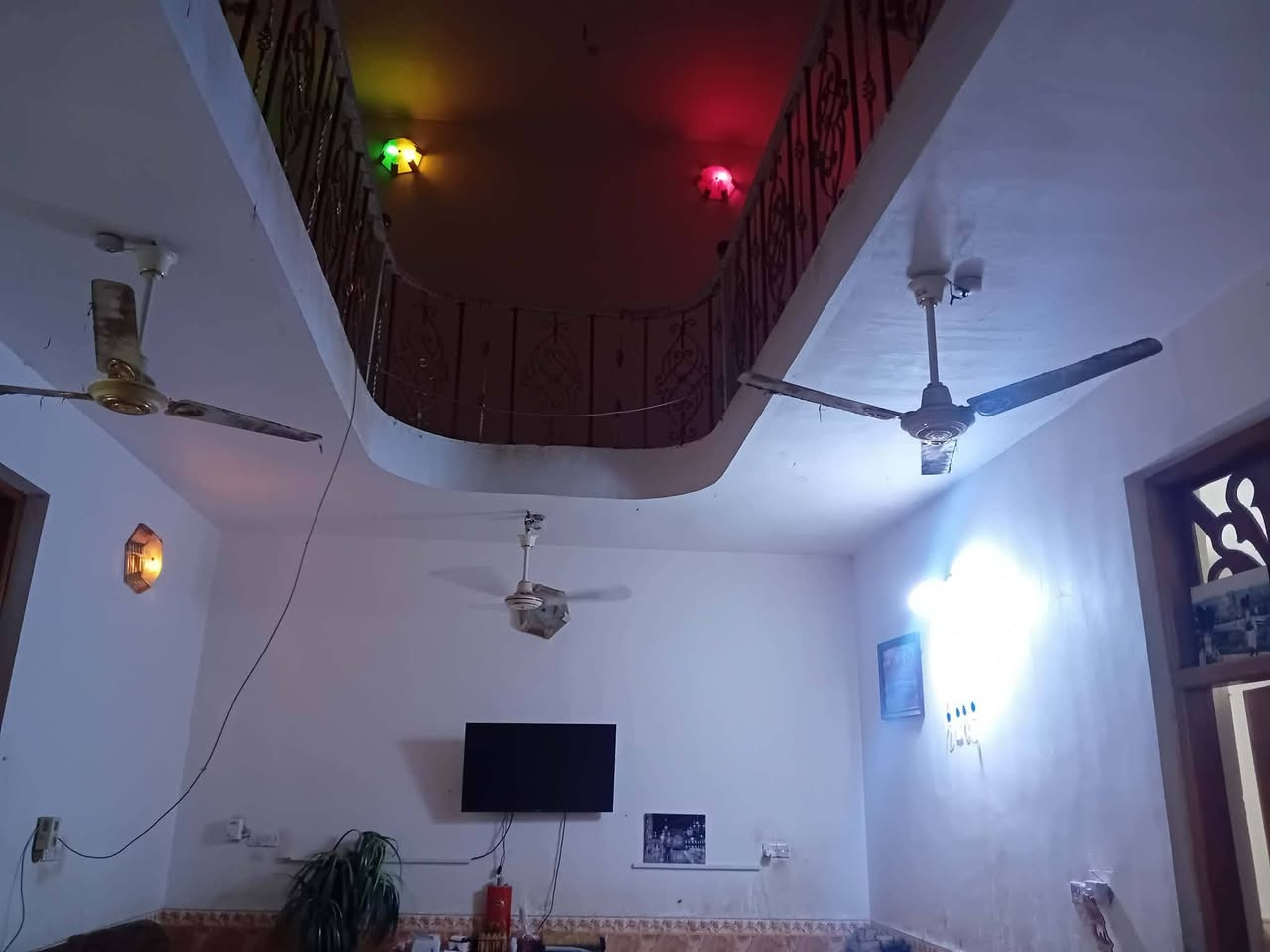 بيت للبيع 🏫حديث م 225  طابقين بشارع الموقع جليل فضيل 📍مقابيل مجمع الورده البيضاء
#يرهم مراوس مع فرق بيت كله شغل درجة أولى

يتكون من غرف نوم  عدد2
استقبال صاله مطبخ صحيات خارجيه وداخليه ارضيه مرمر
طابقين ثاني غرف نوم عدد4
صاله مع صحيات ارضيه مرمر
كافه الخدمات متوفره  بناء 2017
جاهز ع اخر حبايه للسكن 
#السعر 250وبي مجال للشراي
الوسيط العقاري
***********☎
عندك عقار تريد تعرضه عليك بس دز تفاصيل والباقي علينه
