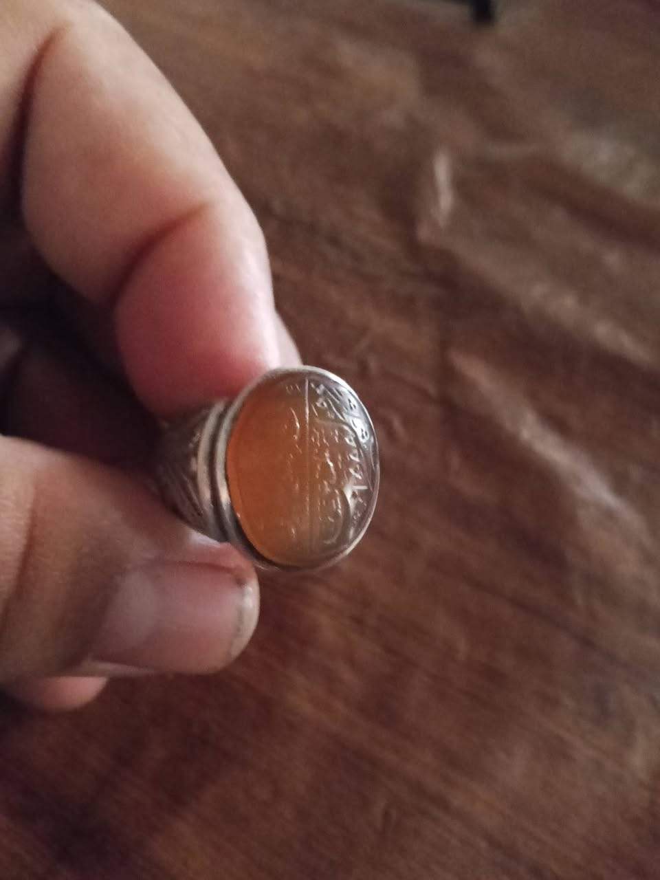 السلام عليكم لبيع محبس يماني صياغة يدوية ثقيلة قياس المحبس 23 السعر 75الف بغداد العبيدي ***********
