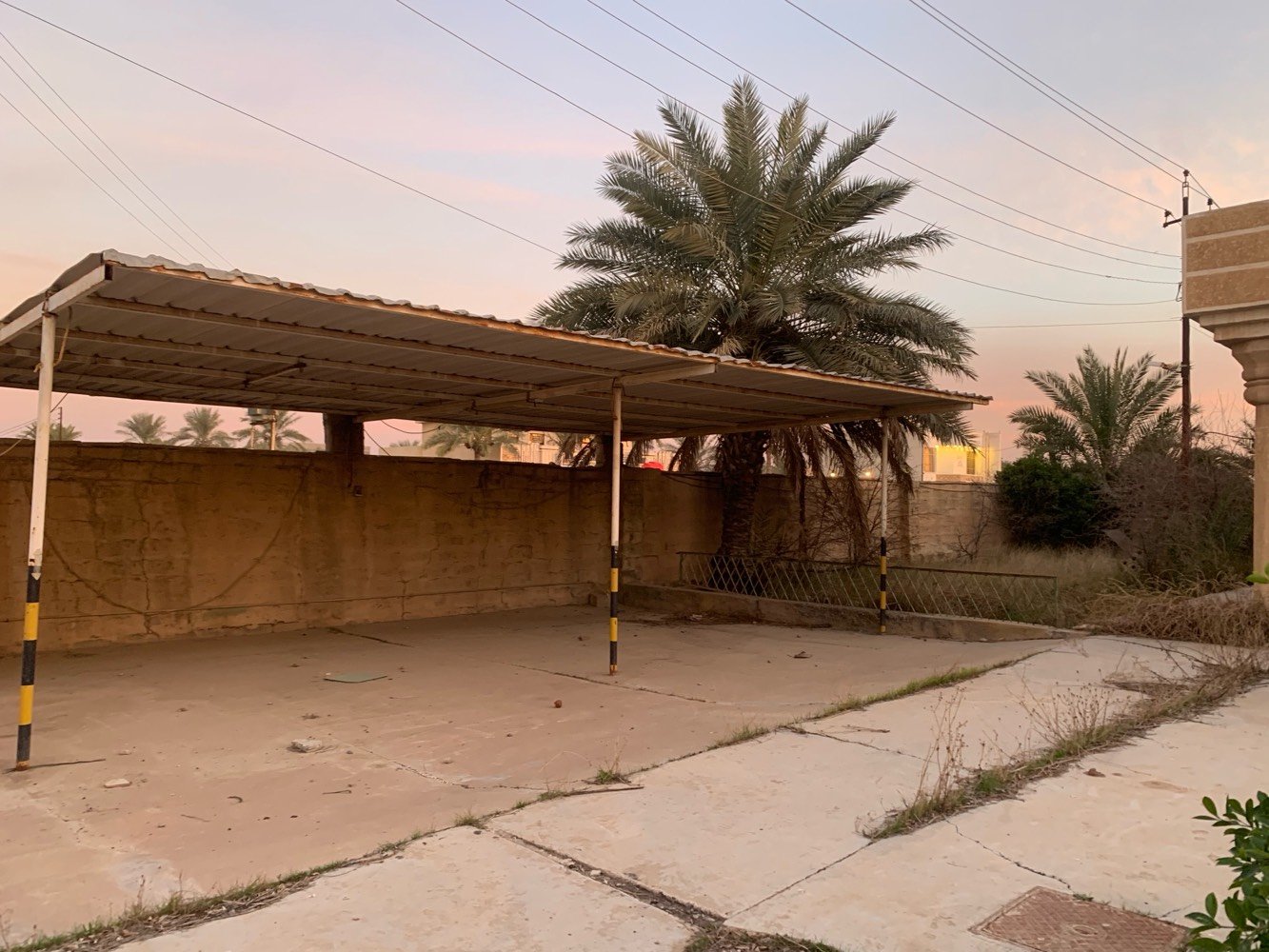 بيت مساحة ١٠٠٠م للبيع شبه متروك زراعي السعر ١٨٠ مليون دينار الموقع شمال بغداد التاجي شارع عمشة للتواصل ***********
