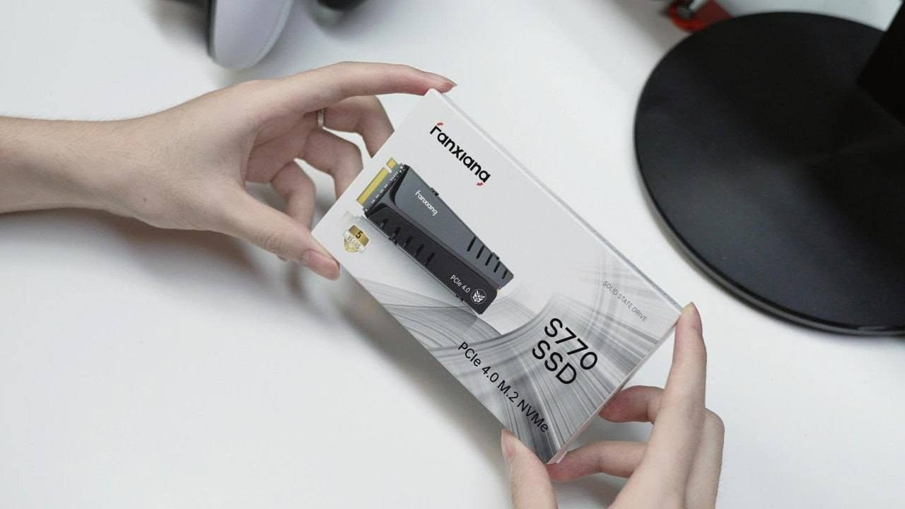 توسعة بلي 5  ... 4 تيرا
للتواصل ***********

نص مكتوب في الصور:
- Compatible with PlayStation 5 The Fanxiang S770 SSD can be used in the PS5 game console without removing the heatsink.
- Expand Game Collection 4TB