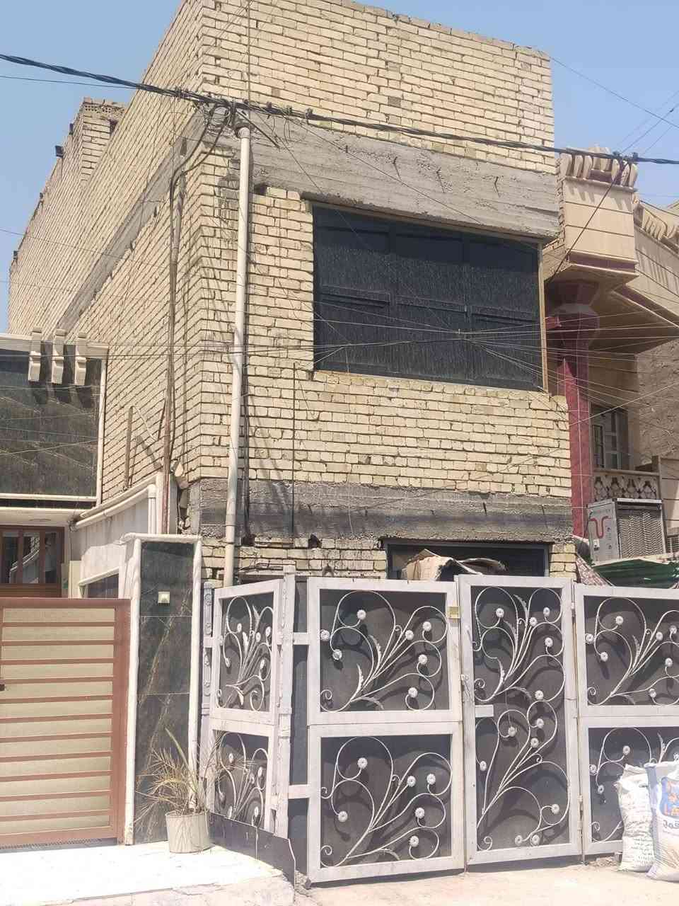 التراث من مدخل حسينيه ولايه علي ثالث شارع على اليسار
مقابيله ساح ه تشجير 
٤ ×١٢٥٠٠ المساحة 
الطابق الأول كامل يحتوى على استقبال
صحيات مشتركه ومطبخ بالحولي وغرفه نوم

الطابق الثاني غرفتين نوم مع صحيات مشتركه
لكن بعده مملبوخ متكامل مي وكهرباء

الطابق الثالث بيتونه ٤ ×٧ 
وسطح 
@ للاتصال *********** واتساب
