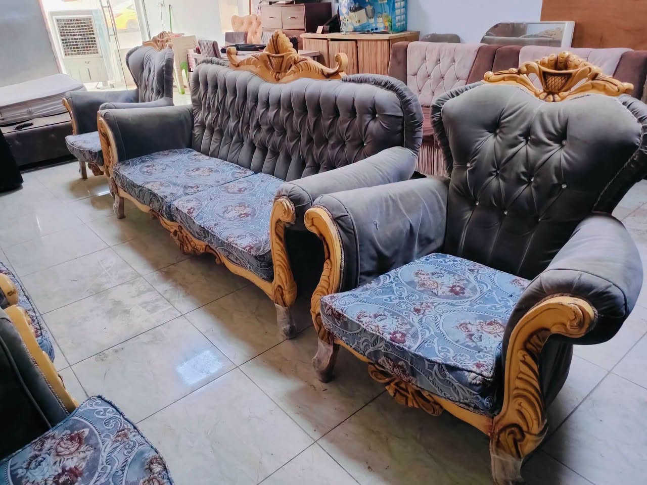 السلام عليكم تخم ملكي 10 مقاعد 6 قطع  فقط يرادله غسل للبيع سعر مناسب 100  الف  مكاني كركوك كوباني اتصال على الرقم ( *********** )
