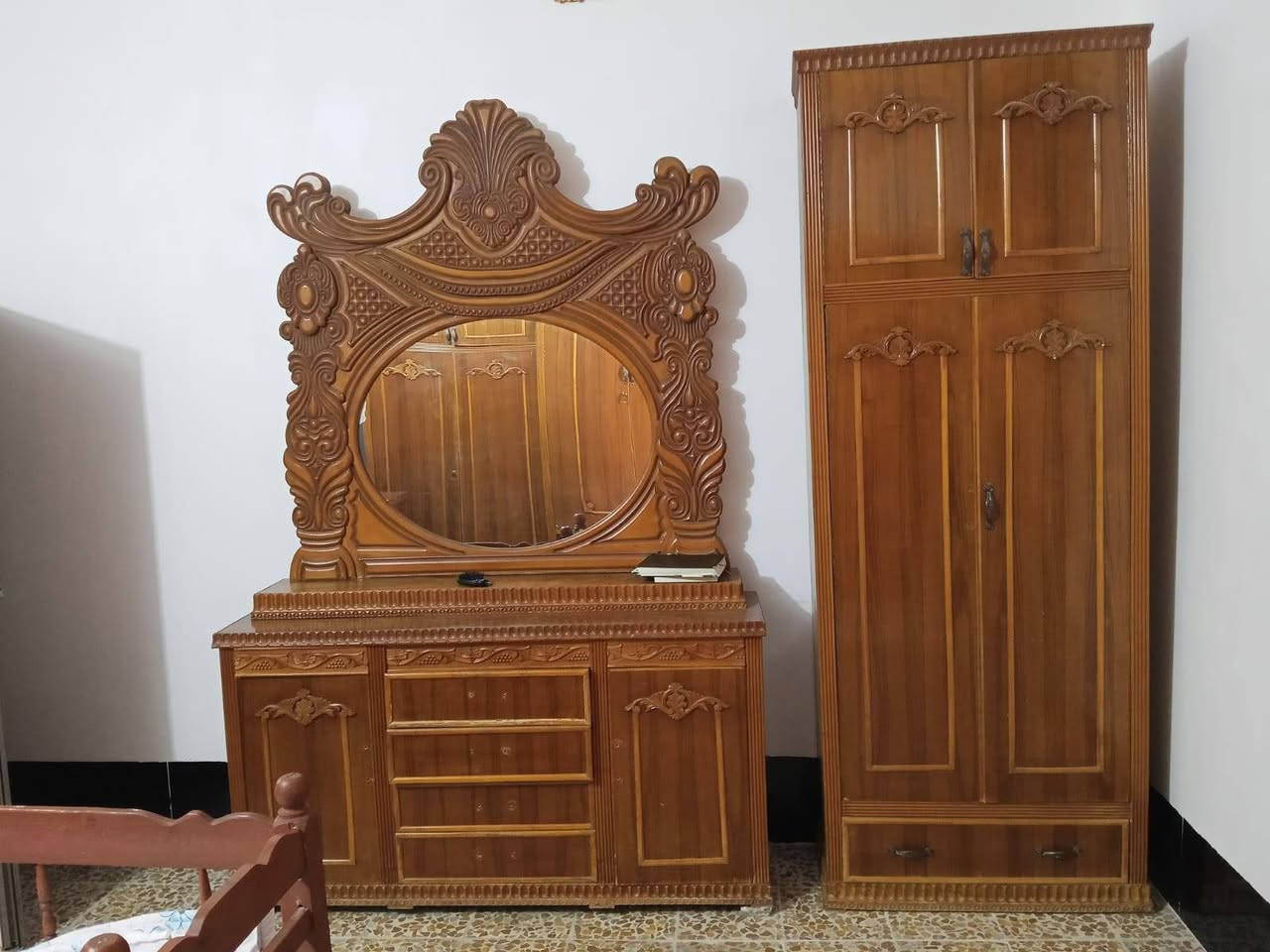 سلام عليكم
بيع مستعجل غرفة خشب عراقي ثقيل نظيف ٦ أبواب ملحق مع تواليت بلازما 750 بيها مجال 
***********
