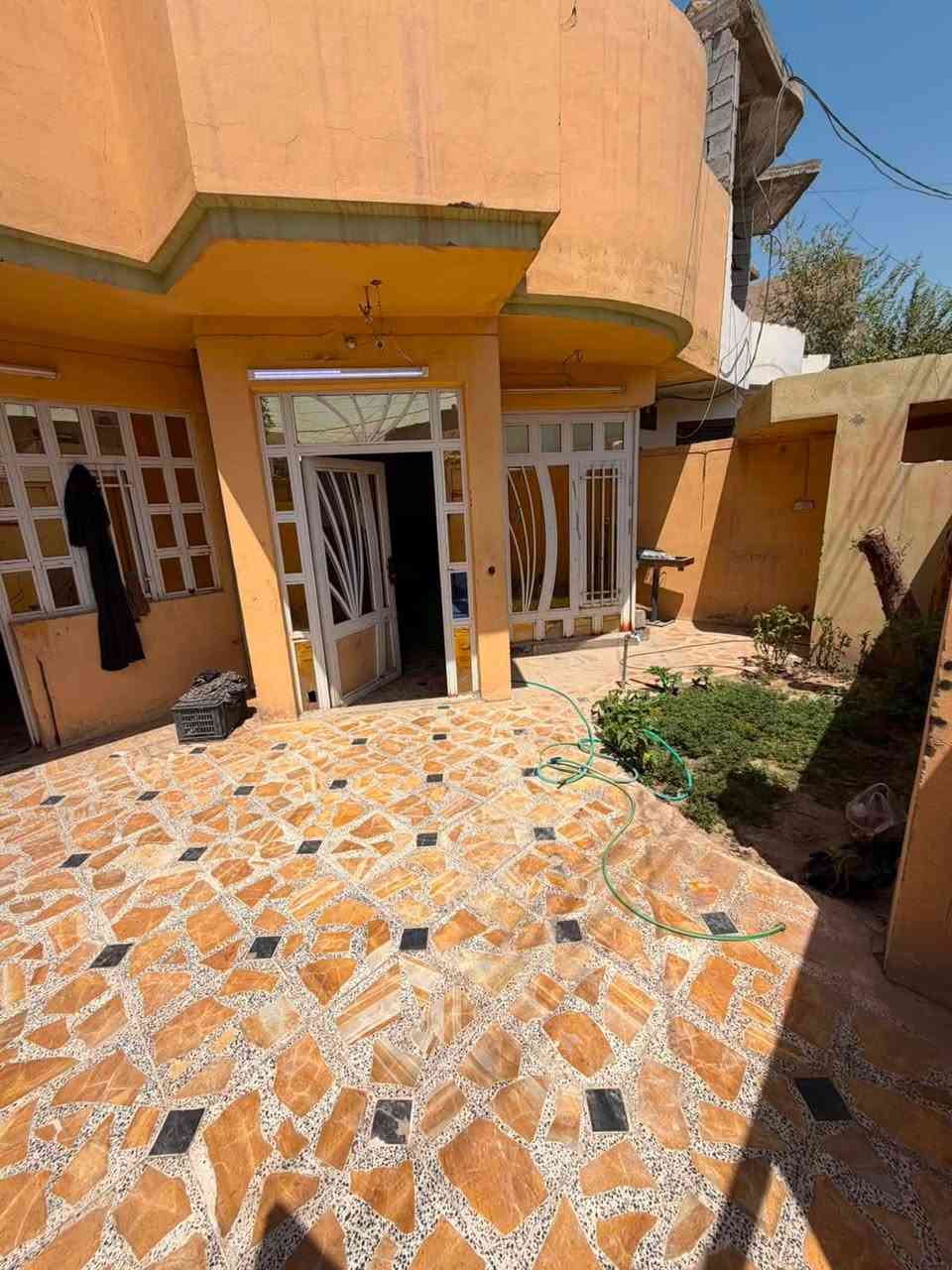 مشتمل للبيع حي الجبيريه الثالثه خلف معمل الكاشي 
بل بدايه موقع راقي مساحه 150متر 
غرف وصاله ومطبخ واستقبال وصحيات 
بسعر مناسب 
الاستفسار والاتصال ***********
توجد لدينه جميع العقارات
