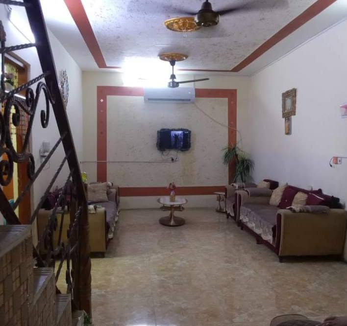بيت للبيع في ابو غريب الناحيه حي واحد آذار طابو سند 25 مساحته 355متر طابقين يحتوي الطابق الاول  على غرفتين وصاله وحمام ومطبخ حار وبارد واستقبال وحمامات خارجيه وحديقه صغيره والطابق الثاني يحتوي على ثلاث غرف وصاله وحمام السعر المطلوب 140مليون وبي مجال للاستفسار الاتصال على الرقم ***********  ابو احمد بي واتساب
