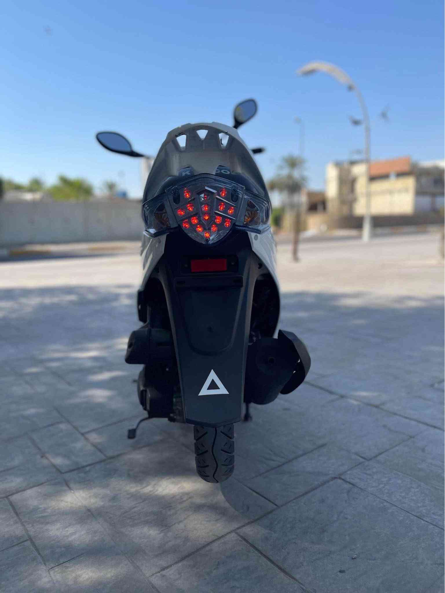 Cymco GP125
كامكو وارد يابان 🎌🇯🇵🀄️ 
مكينه 125cc
عداد 2000 زيرو الفين ماشيه 
مكفوله من الزلغ ولشخط 
نضافه 100‎%‎ 
مكان الدراجه /بغداد الكاظميه 
*********** St Andrew, Surrey
