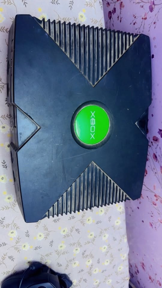 السلام عليكم �عندي  للبيع Xbox Classic الأصلي بحالة جيدة 🔥
إذا تحب ألعاب الزمن الجميل، فهذا الجهاز إلك. 🎮

✅ شغال وما بي أي عطل.
✅ يحتاج فقط تنظيف داخلي.
✅ ويه 2 يدات أصليات..
✅ الكيبلات كاملة وجاهز للتشغيل.

💰 السعر: 30,000 دينار فقط (قابل للتفاوض بالمعقول)
🚚 التوصيل مجاني داخل بغداد
📍 الموقع: بغداد 
موجود خاص و واتساب ***********
