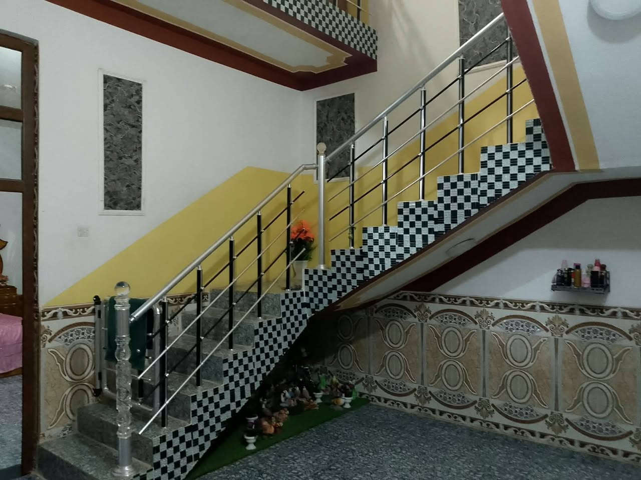 دار المساحة ١٧٥ متر حي القادة خلف بيت ذبان بسعر جيد للاستفسار الاتصال على الرقم *********** او مراجعة مكتب الديار شارع العلوة مقابل فرع ملعب منصور
