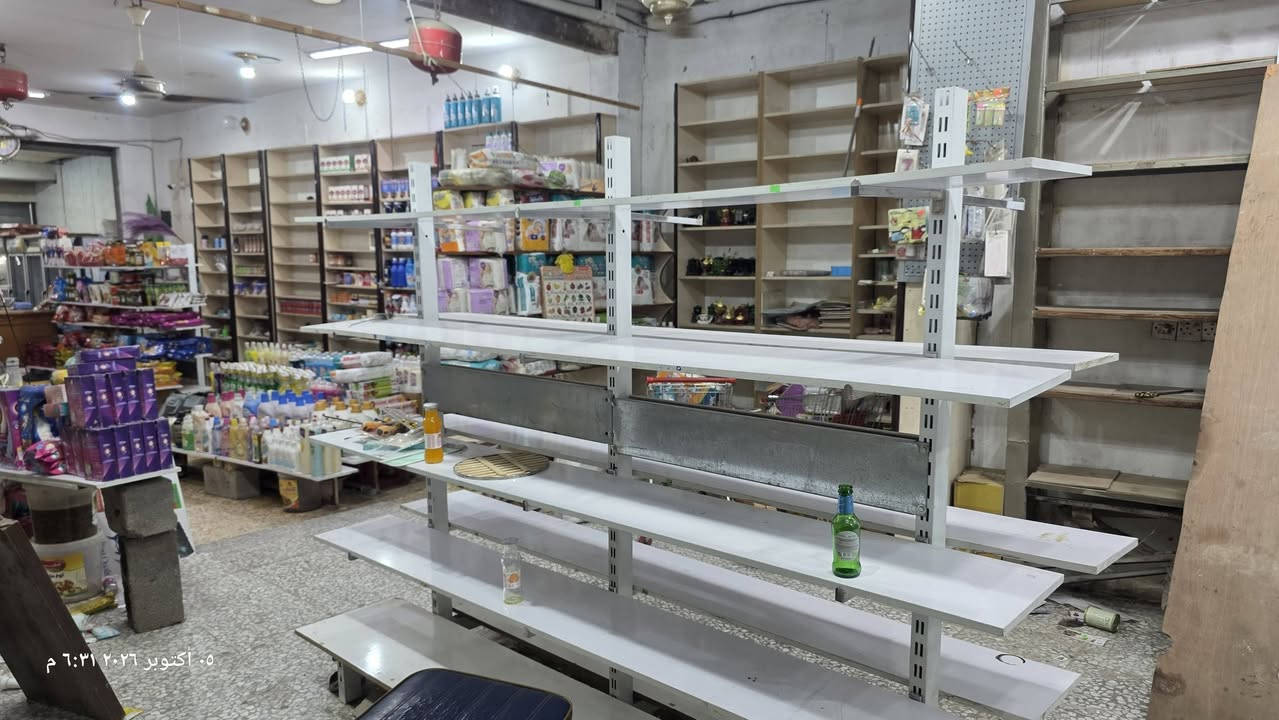 تصفية محل • بضائع متنوعة • رفوف جدارية