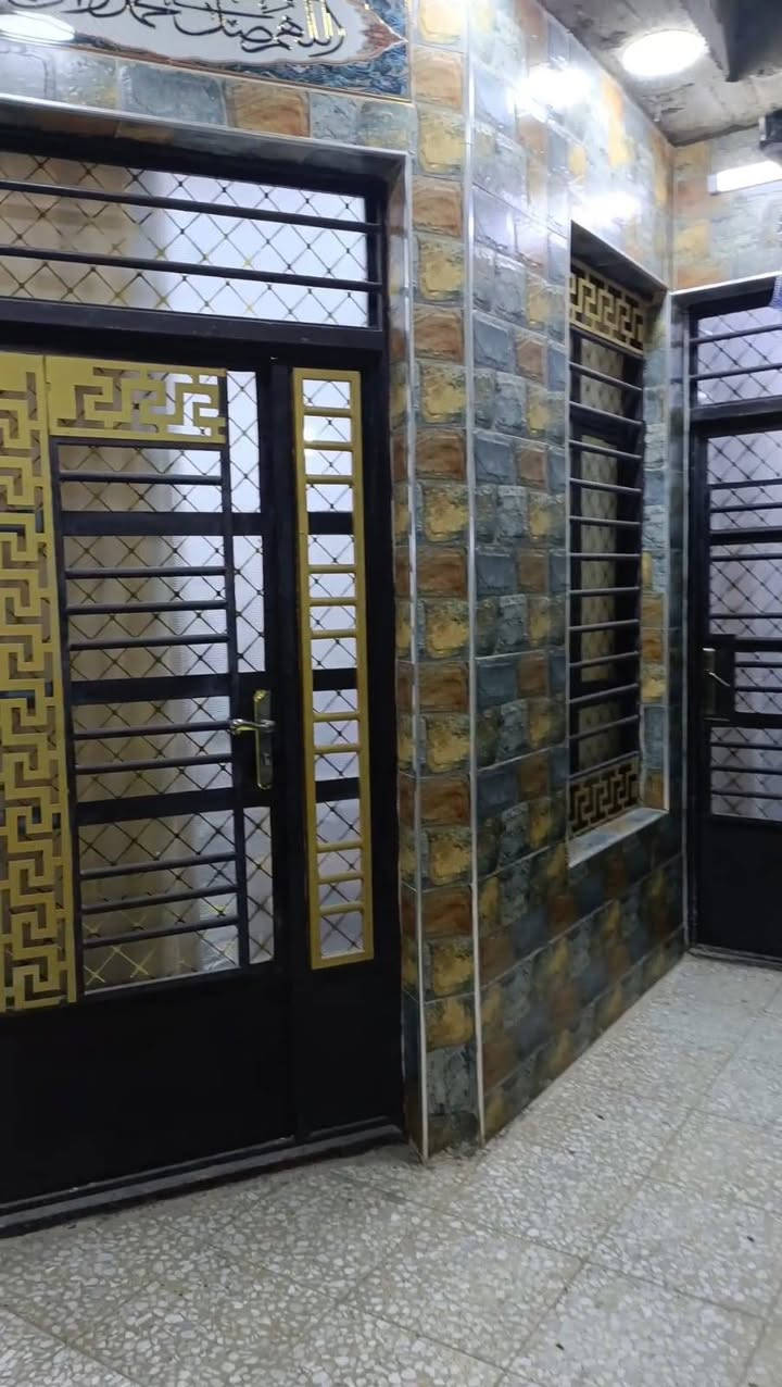 بيت 100م للبيع طابقين حي اور الشيشان مقابل سوق الصبح خلف محطة الاعتماد الأهلية قرب اسواق ابو تحسين البيضاني بناء 2023 تحتوي على ممر عرض 2م واستقبال وصالة وغرفة نوم وخدمات وطابق ثاني غرفة نوم وبيتونه وخدمات. 
السعر 70 مليون.الاستفسار ***********.
