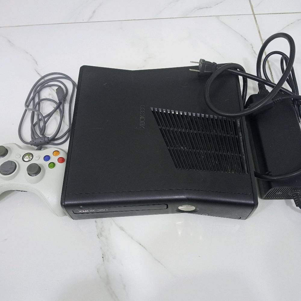 السلام عليكم Xbox 360 سلم مهكر 
يحتوي على 45 لعبة ومساحته 300 كيكا 
وياه يدة واحدة بس مشكلتها بيها درفت 
ومنفذ الاقراص لا يخرج السعر 65 الف 
لا يوجد توصيل 
العنوان بغداد الدورة البوعيثة