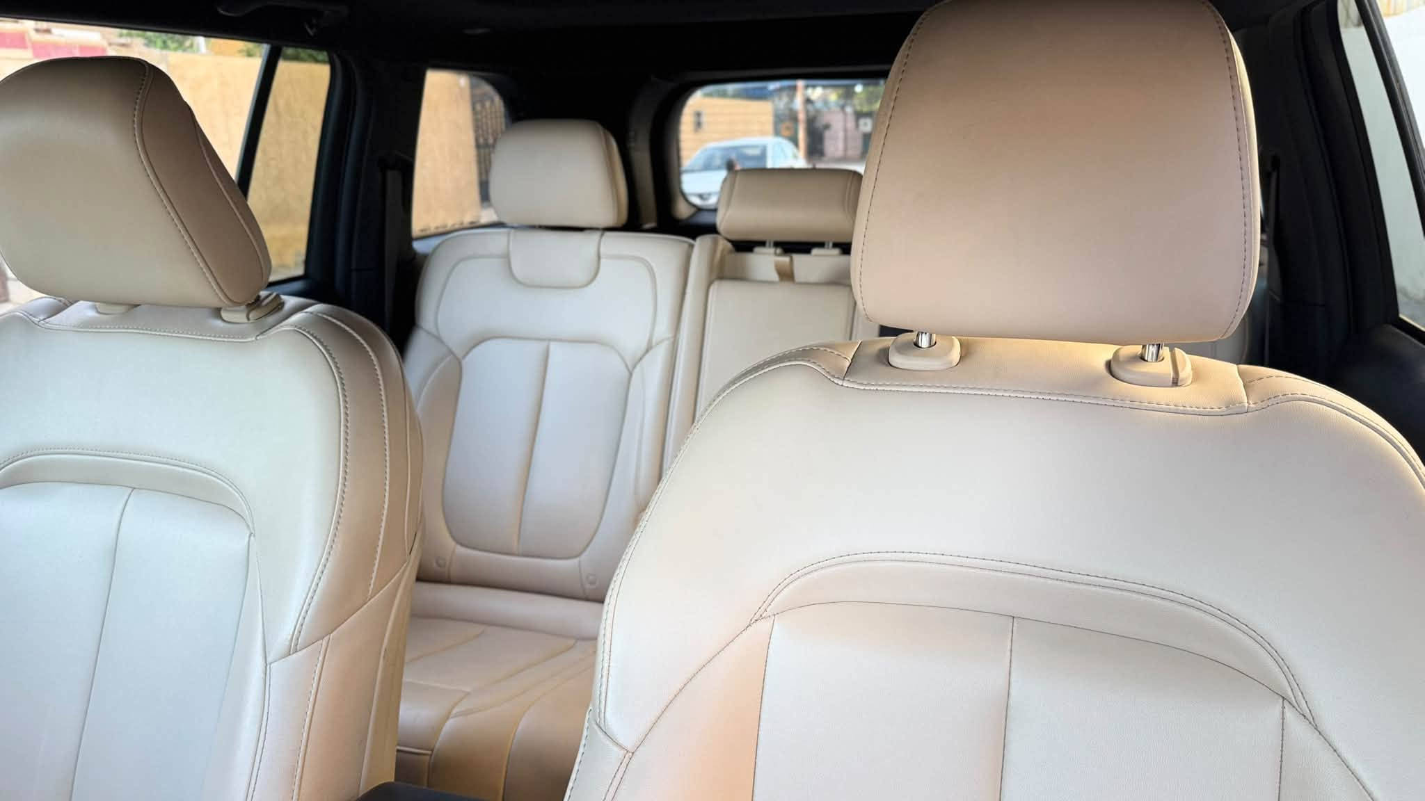 للبيع..للبيع..للبيع فقط..

** Jeep Grand Cherokee/Limited Hybrid 4xe**

- موديل 2024

- ثلاث شاشات

- ممشى: 35000 ميل

- محرك 2.0 تيربو هايبرد ٣ أنظمة بلگ إن

-خرائط ولغة عربي

- دفع رباعي (4x4)

- گير أوتوماتيك 8 سرعات

- لون أبيض / داخل جلد لون بيجي مميز

-  3 شاشة كبيرة مع Apple CarPlay وAndroid Auto

- كاميرا خلفية

- ⁠صندوق كهرباء

- المقاعد 5 راكب

- تشغيل بصمة وعن بُعد ودخول ذكي 4 ابواب

- السيارة جديدة جدًا وجاهزة للاستخدام

🔹 ضرر السيارة// الچامرلغ الأيمن فقط بدون إيرباك 

💰 السعر: 335 ورقة 

📍الموقع: ديالى-بعقوبة 

♦️ للاستفسار يرجى التواصل على الواتس اب أو الاتصال.

***********
***********
